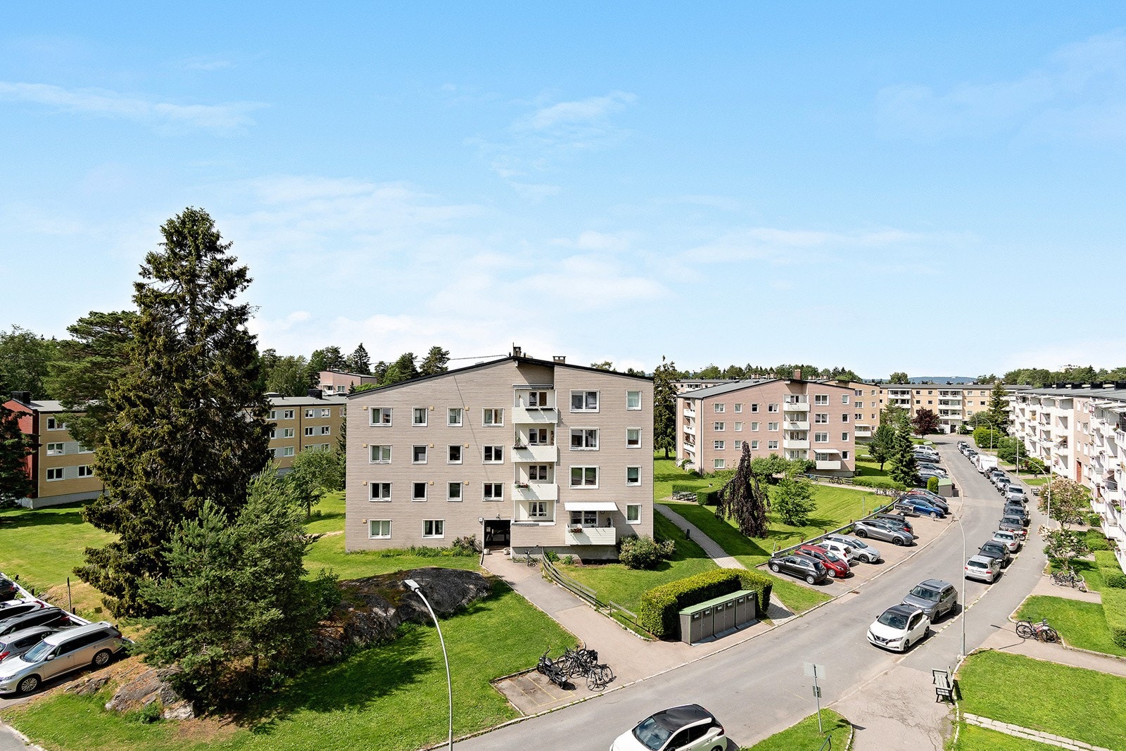 Leiligheten hører til Pynten borettslag. Borettslaget ligger i umiddelbar nærhet til grøntområder som gir flotte turmuligheter, samtidig som borettslaget har store grøntareal som er pent opparbeidet. Galleribilde