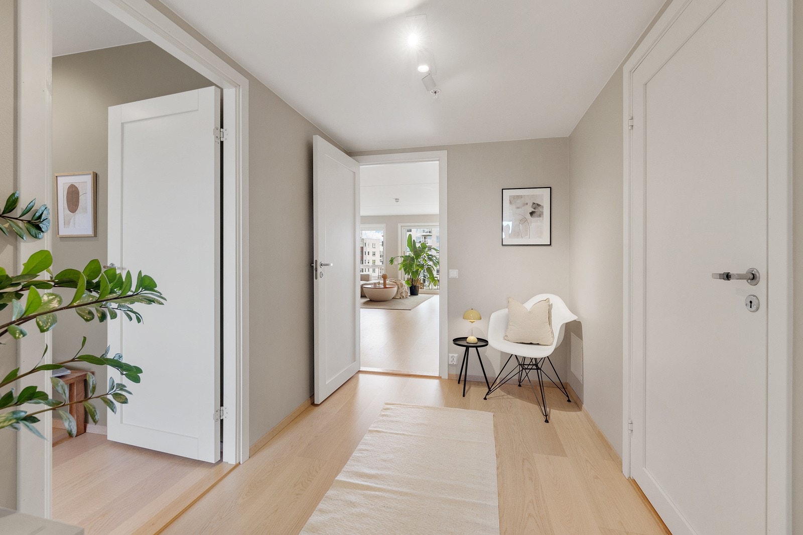 Innbydende gang med god plass til møblement Galleribilde