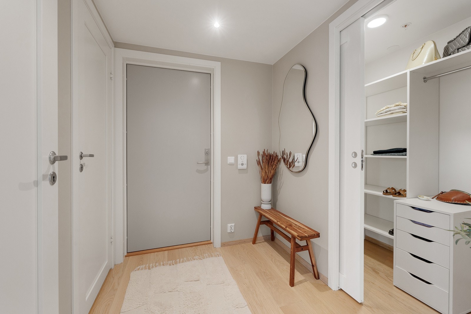 Gode oppbevaringsmulighter i tilknyttning ttil entré Galleribilde