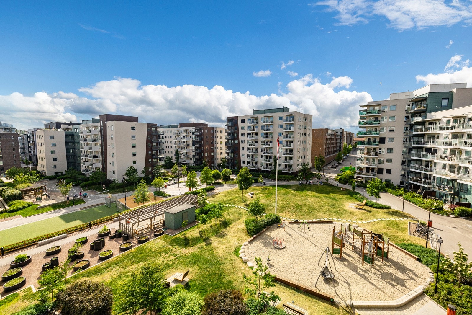 Nydelig utsyn fra balkongen. Legg merke til avstand til øvrig leilighetsbegyggelse fra balkongen! Galleribilde