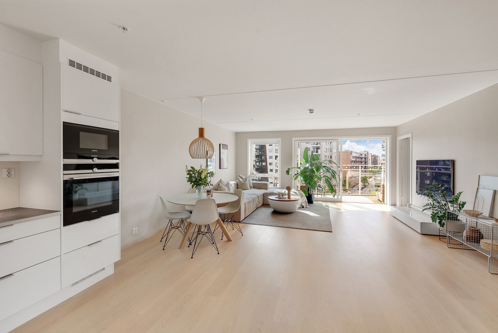 Den åpne stue/kjøkken løsningen understøtter leilighetens smarte planløsning Galleribilde