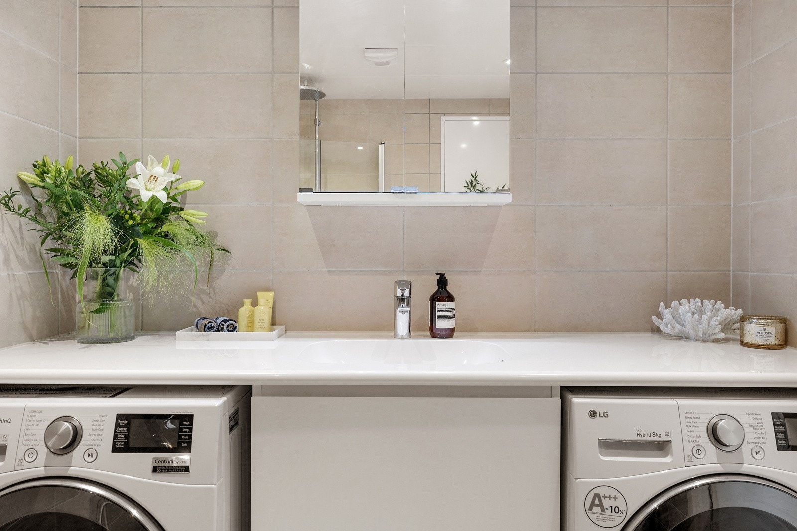 Badet er påkostet med nydelige flisevalg Galleribilde