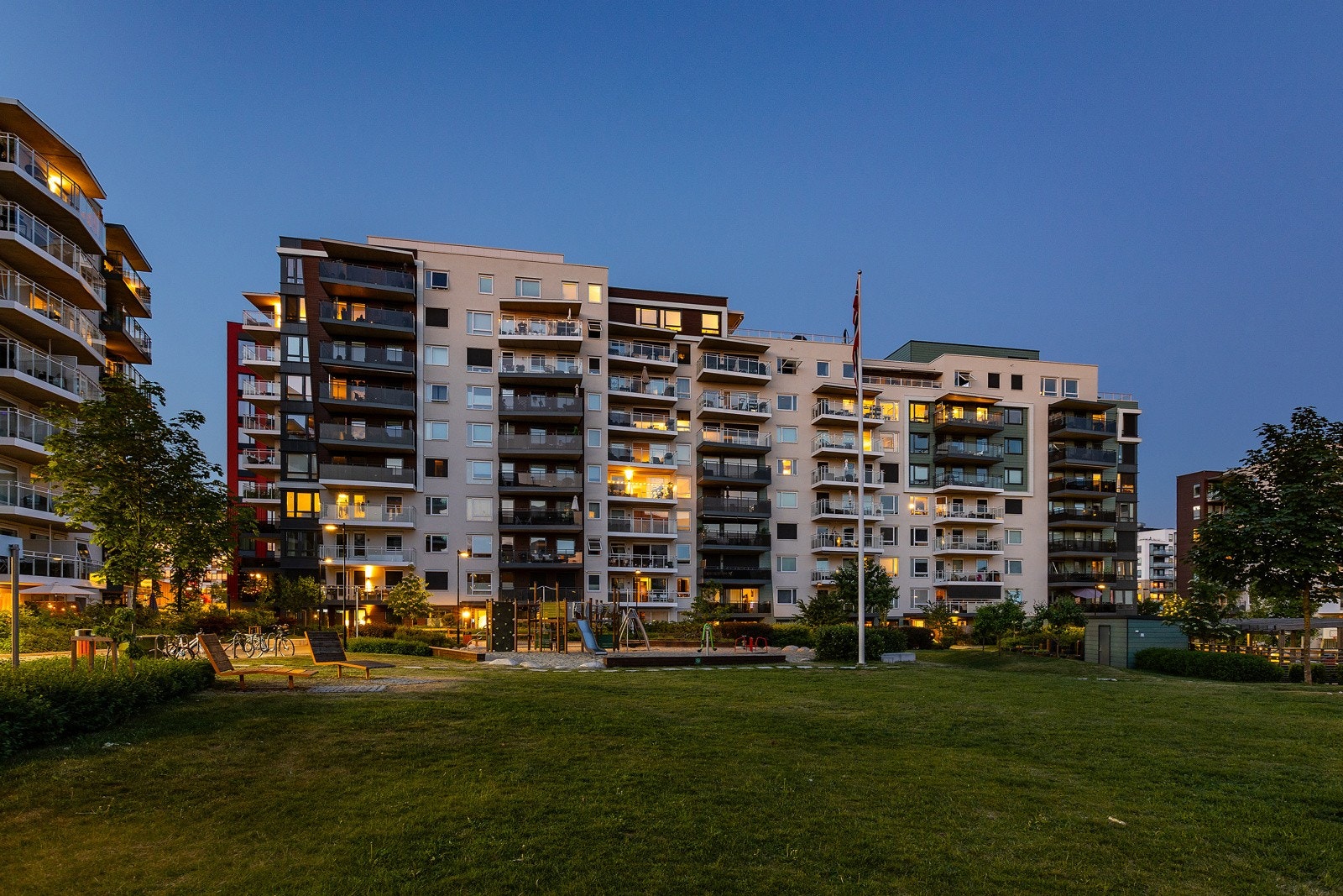 Kveldsbilde fasade og fellesområde Galleribilde