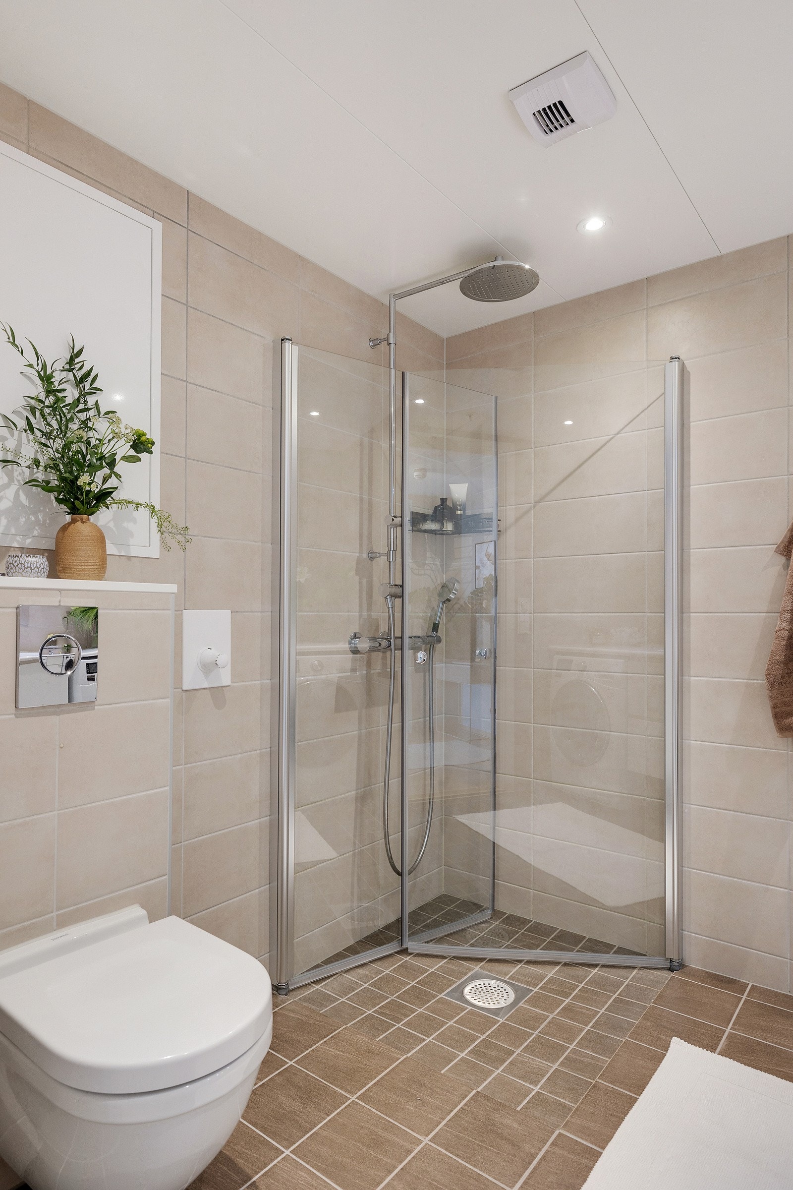 Varmekabler i gulv og downlights i tak Galleribilde