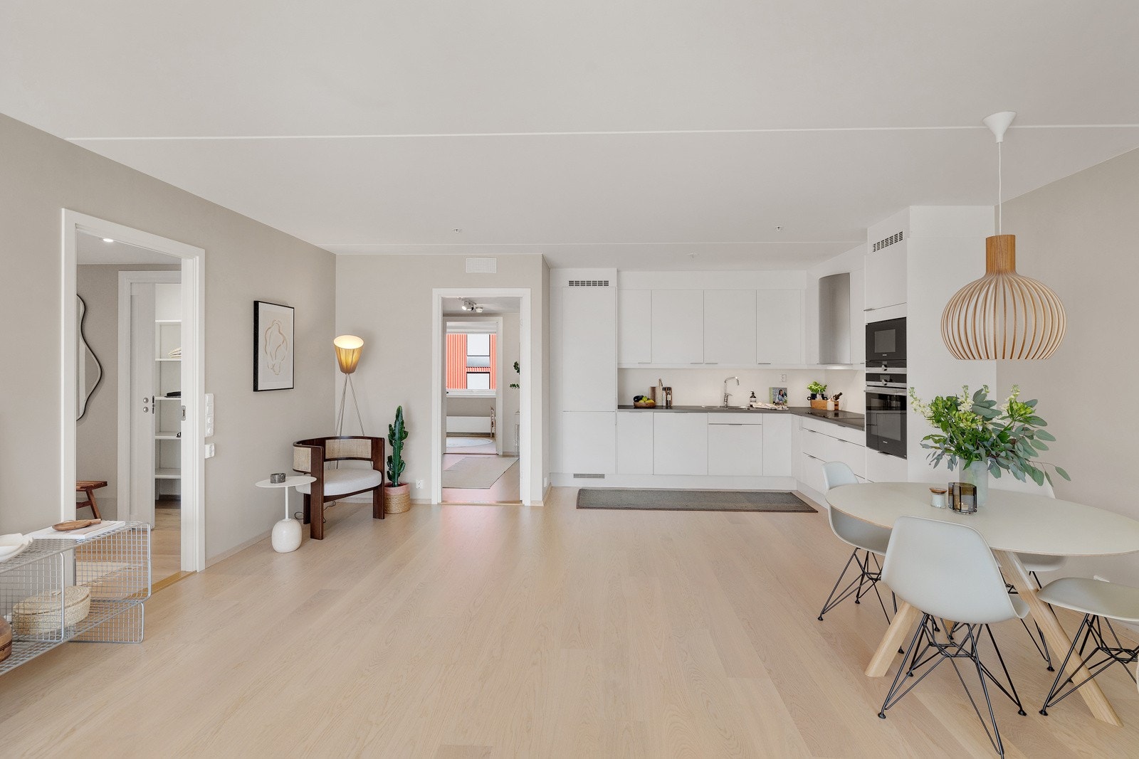 Boligen har en optimal planløsning med store oppholdsrom Galleribilde