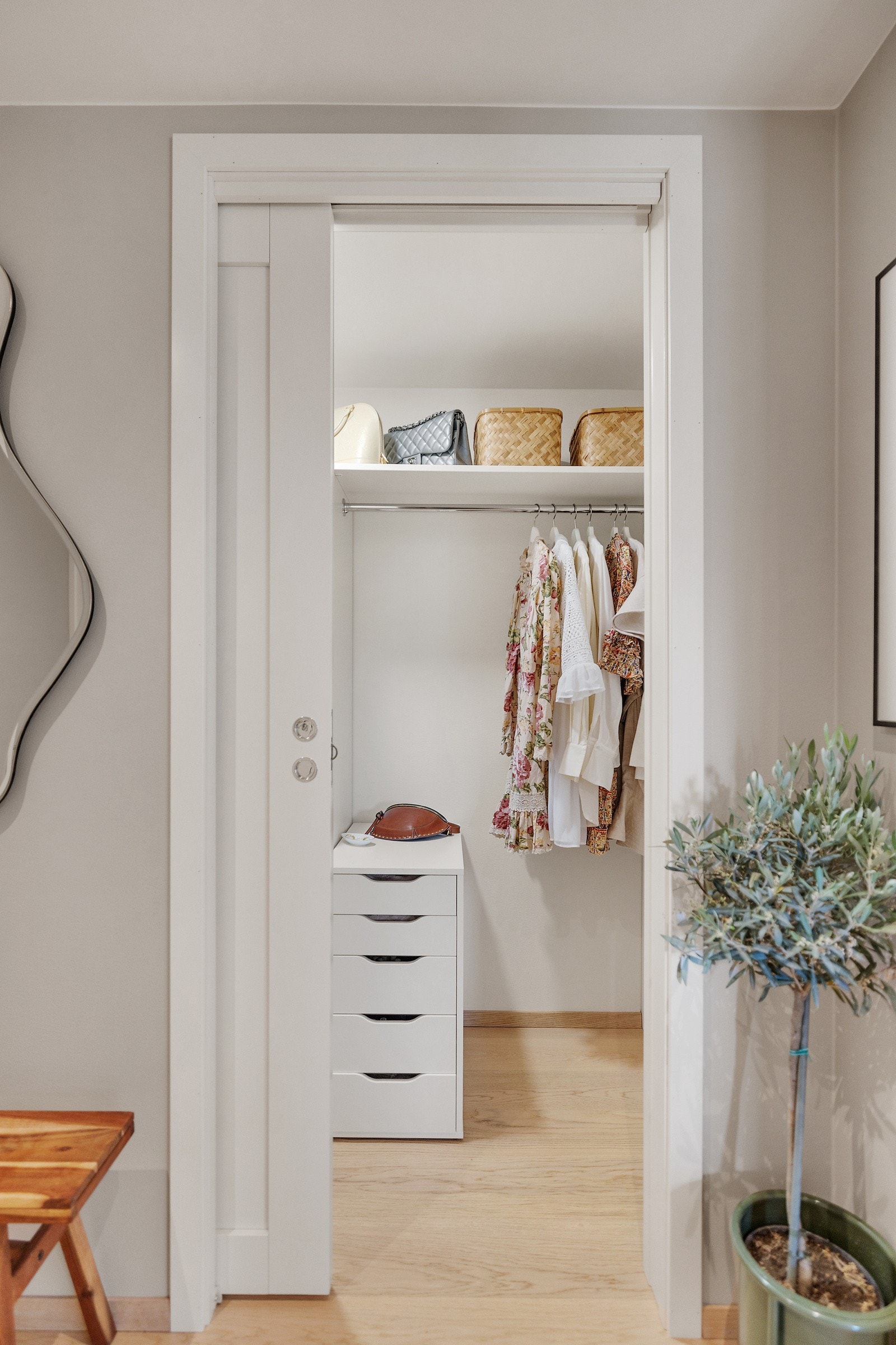 Gode oppbevaringsmulighter i tilknyttning ttil entré Galleribilde