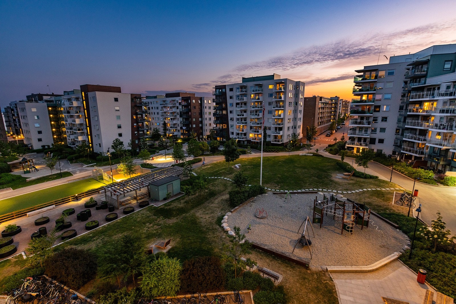 Fellesområdet er pent opparbeidet med flere fine grøntområder, lekeplasser, asfalterte internveier, ballbinge m.m. Galleribilde