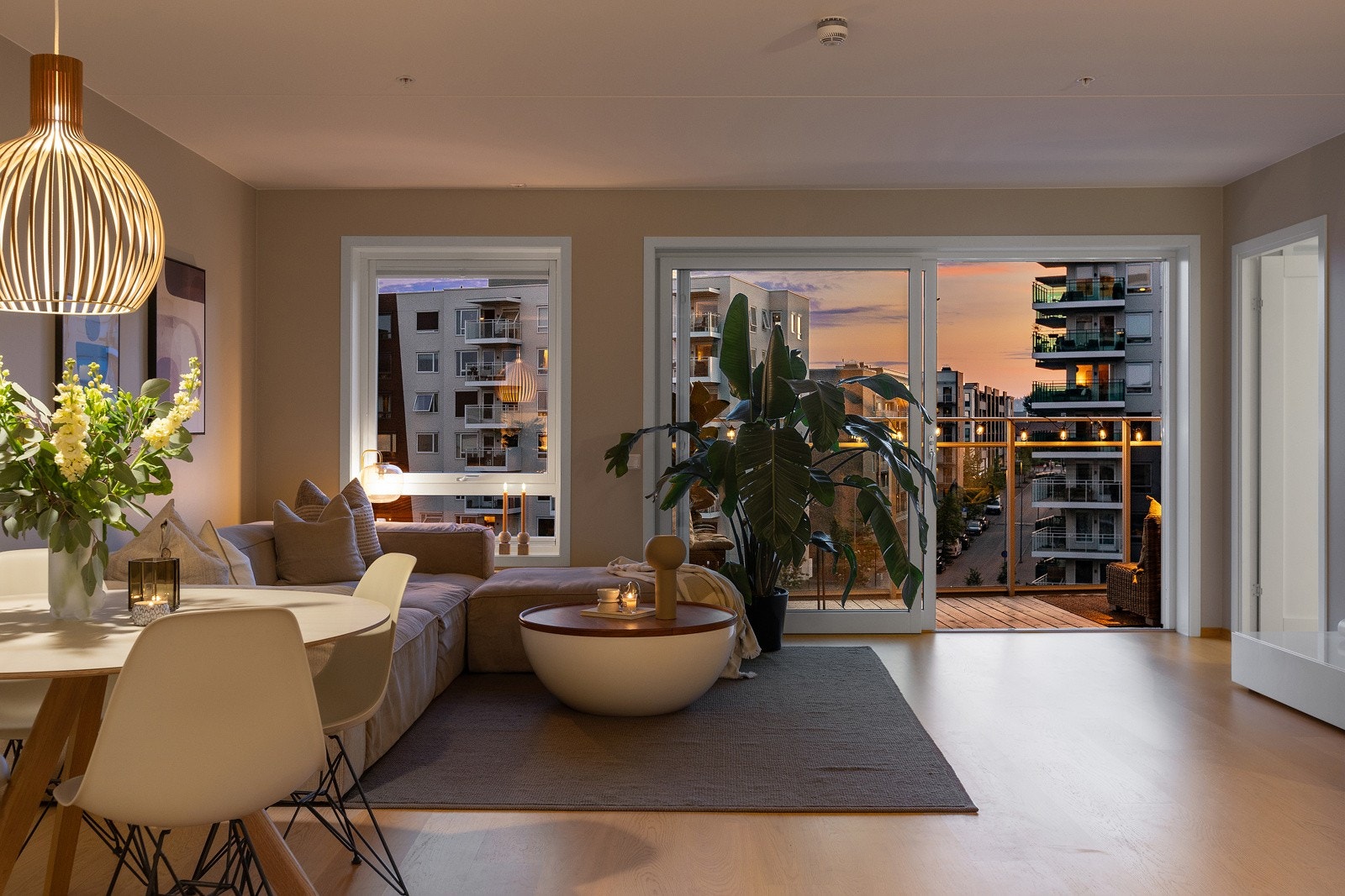 Store vindusflater gir rikelig med naturlig lys inn i boligen Galleribilde