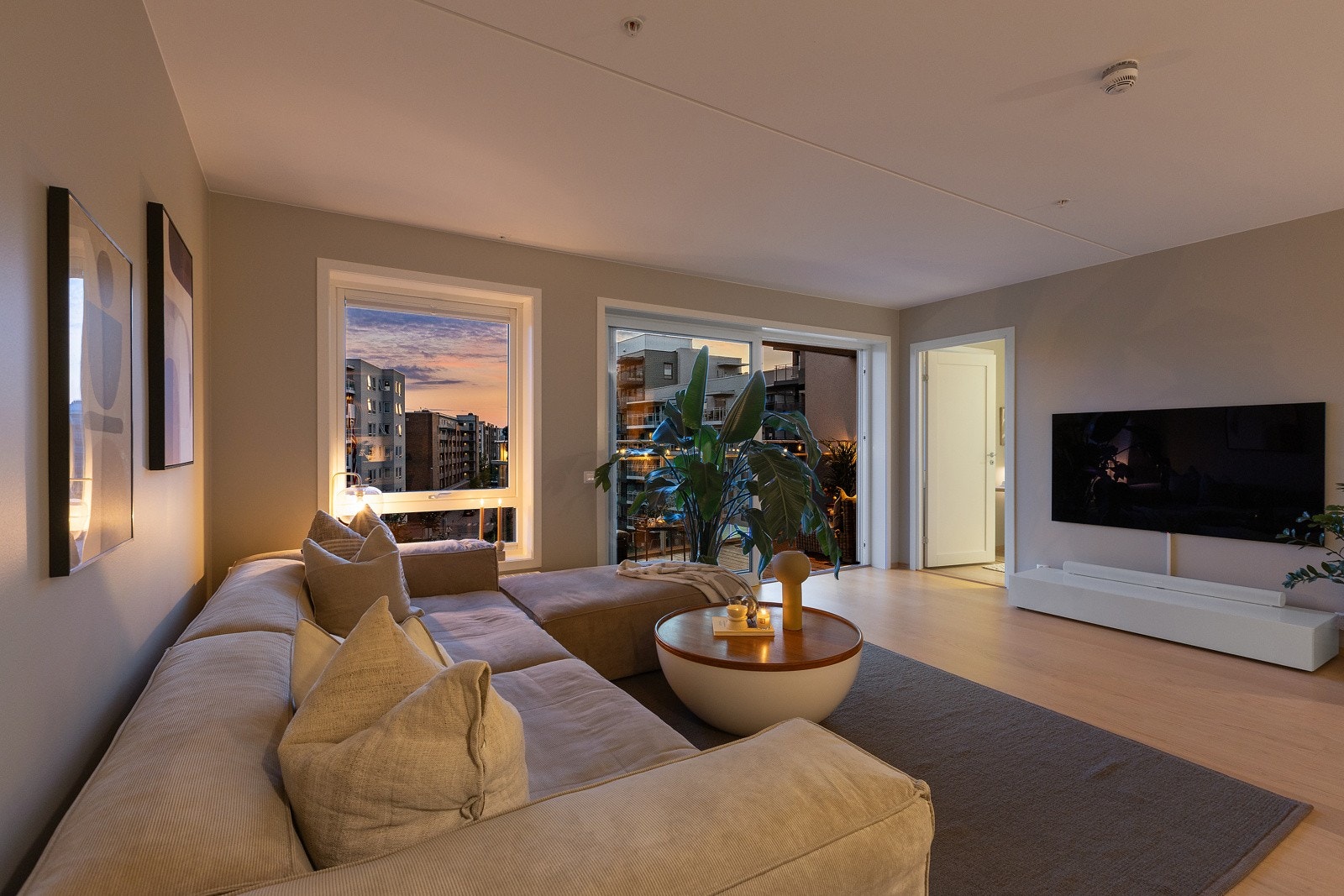 God plass i boligen til sofagruppe med tilhørende møblement Galleribilde