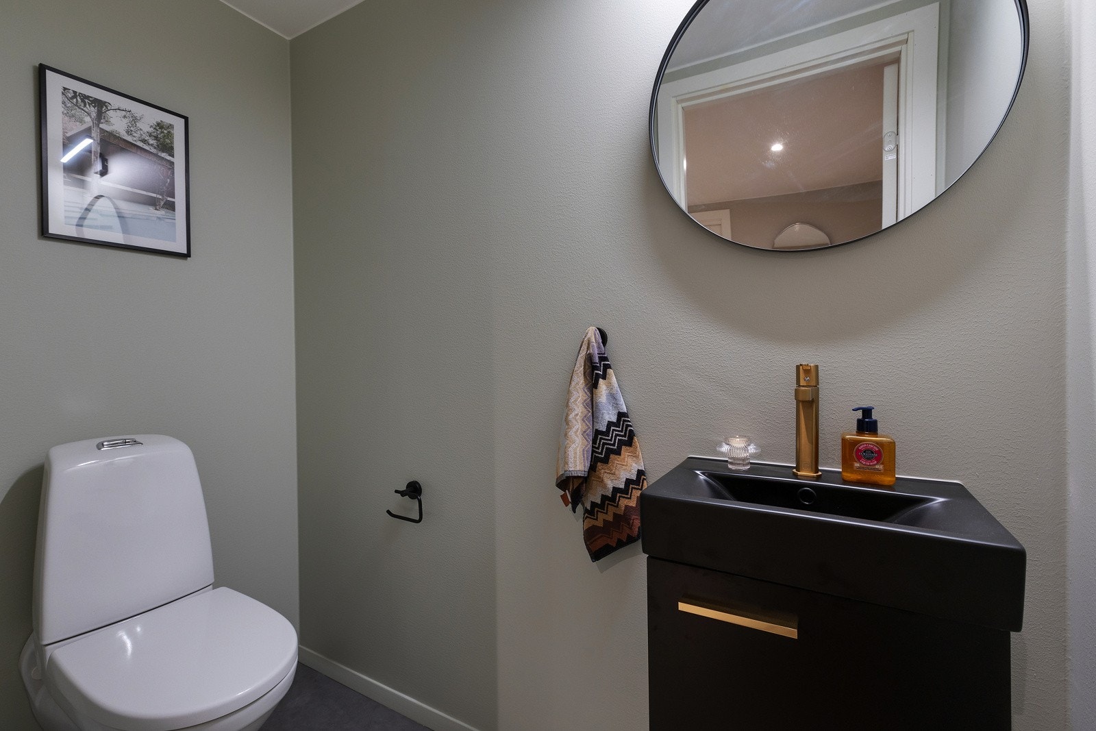 Praktisk toalett / gjestetoalett med servant og speil Galleribilde