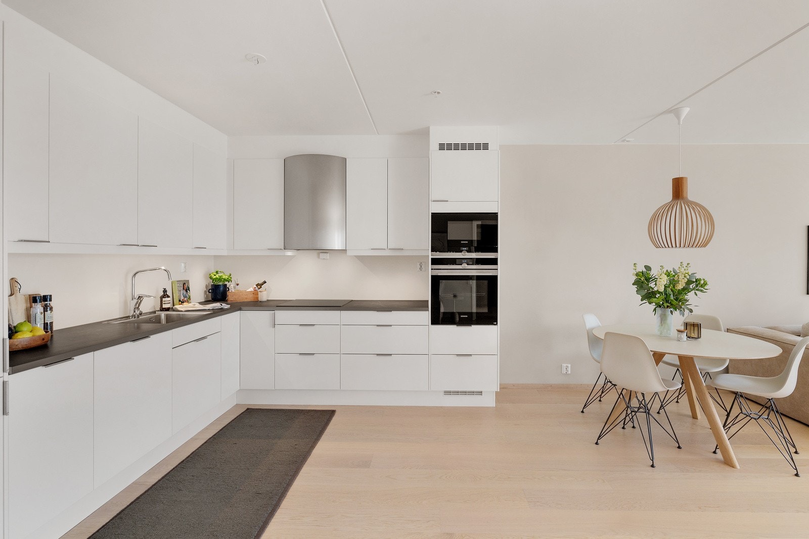 Påkostet kjøkken med naturlig plass til stor spisegruppe Galleribilde