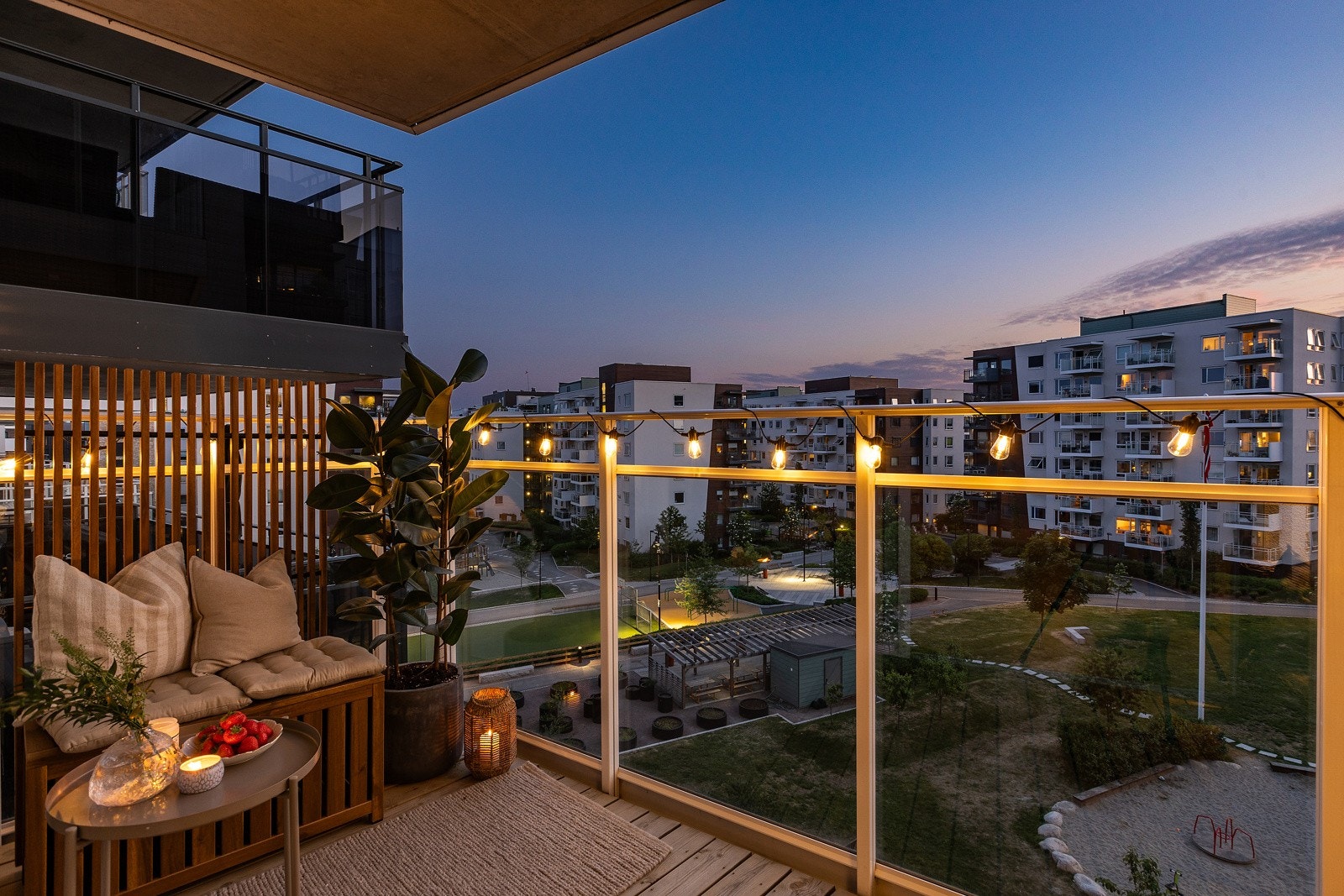 Utsikt fra balkongen mot parkmessige fellesområder Galleribilde