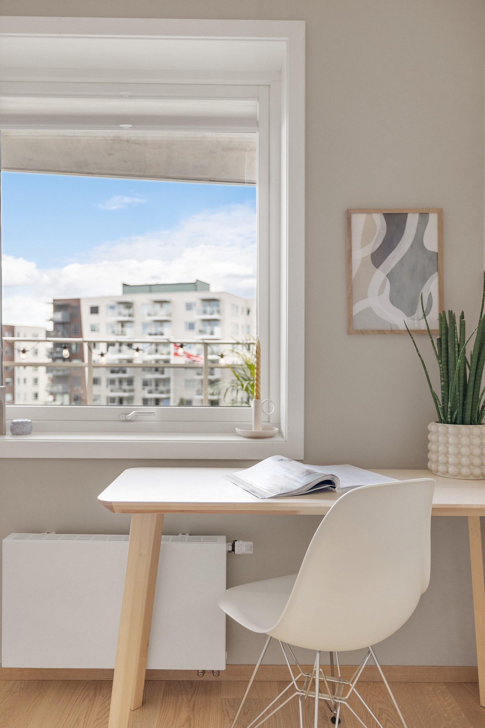 Naturlig plass på soverommet til arbeidsbord/skrivebord Galleribilde