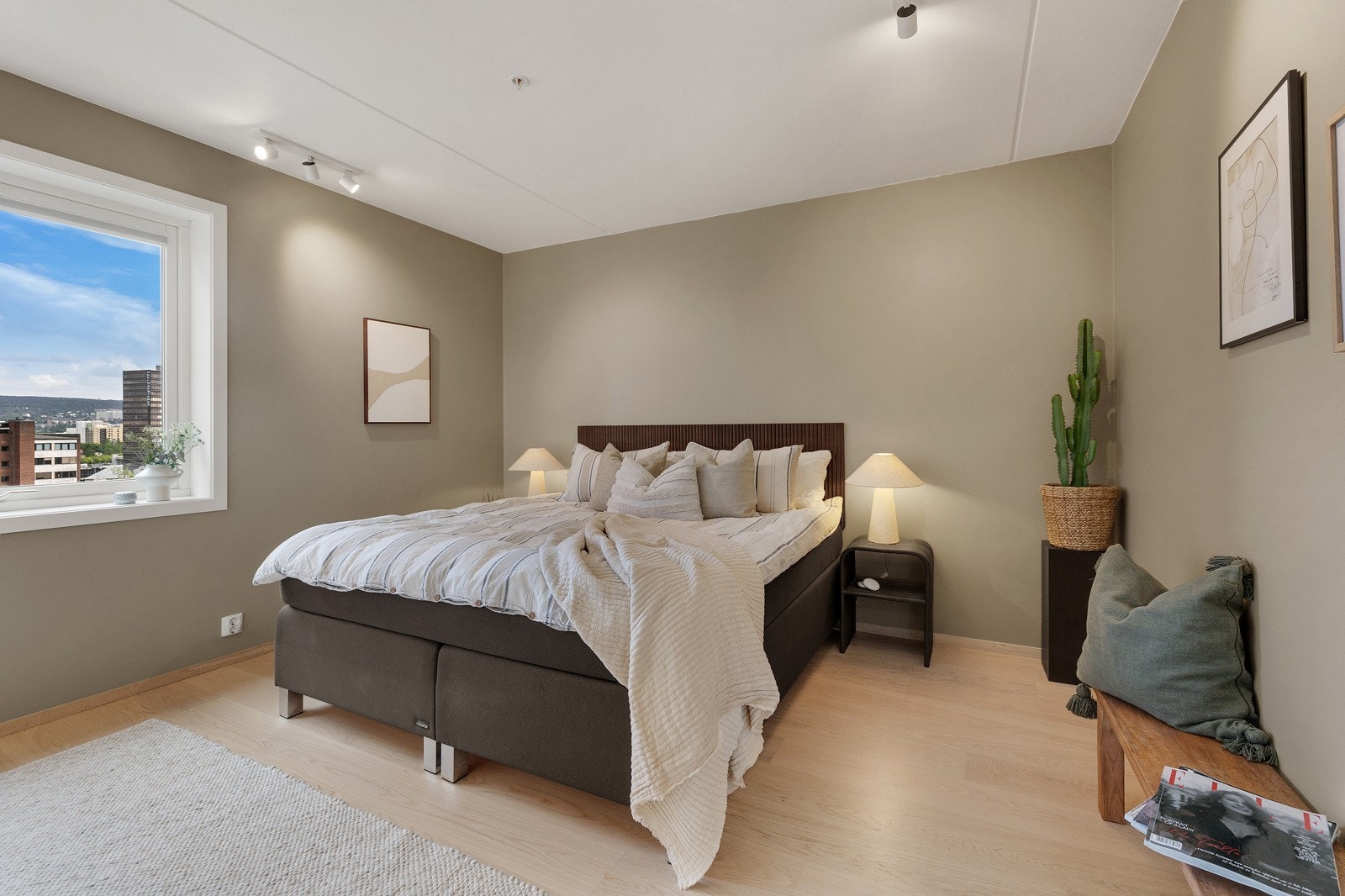 Særdeles romslig hovedsoveorm med god plass til dobbeltseng, nattbord og garderobeløsninger Galleribilde