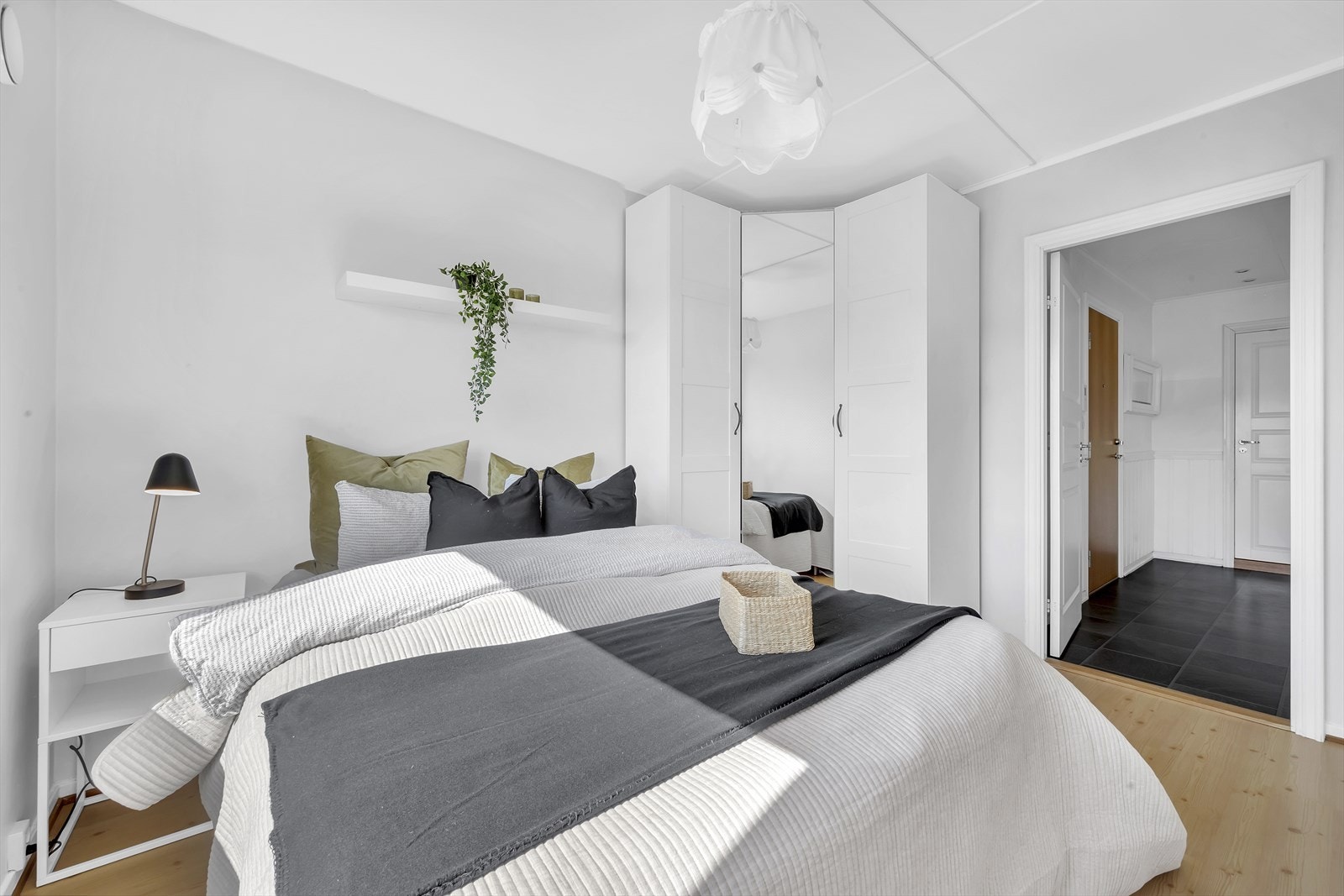 God plass til dobbeltseng og garderobeskap. Galleribilde