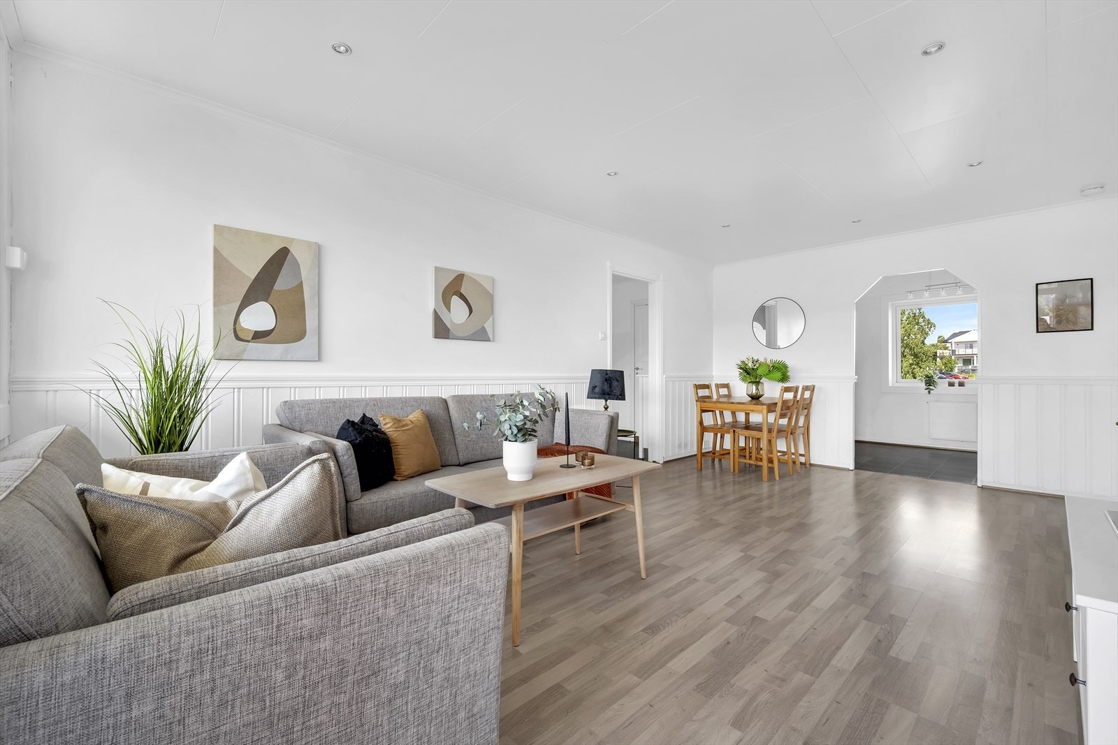 I stuen er det god plass til sofagruppe, tv-seksjon og spisebord. Galleribilde