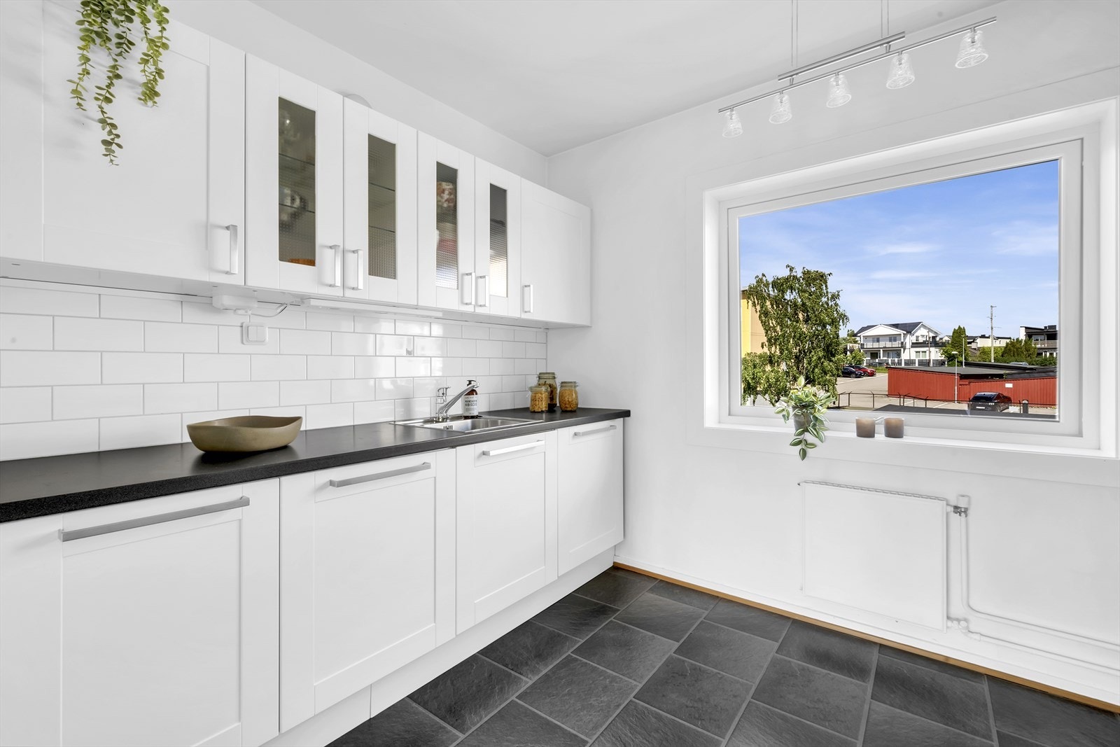 Hyggelig utsyn fra kjøkkenvindu. Galleribilde
