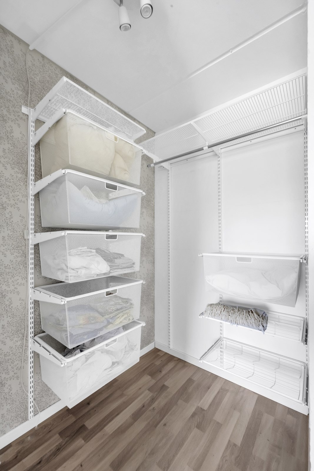 Godt med oppbevaringsplass i walk in closet. Galleribilde