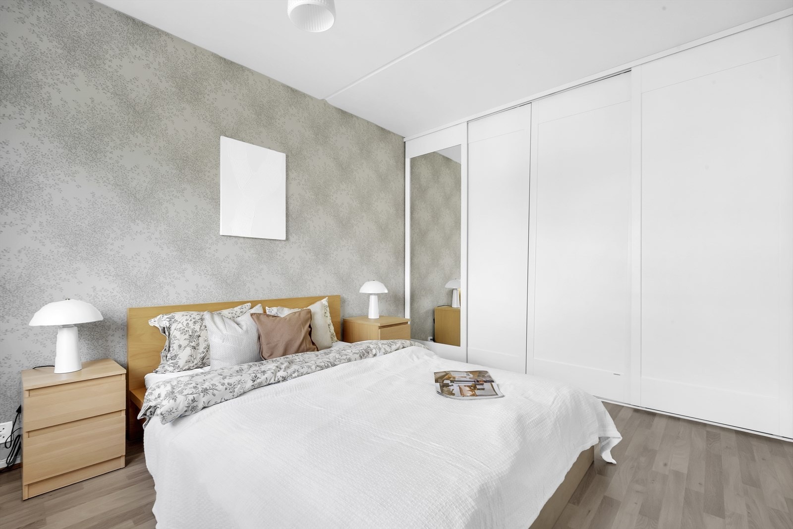 Stor og praktisk walk in closet med skyvedører. Galleribilde