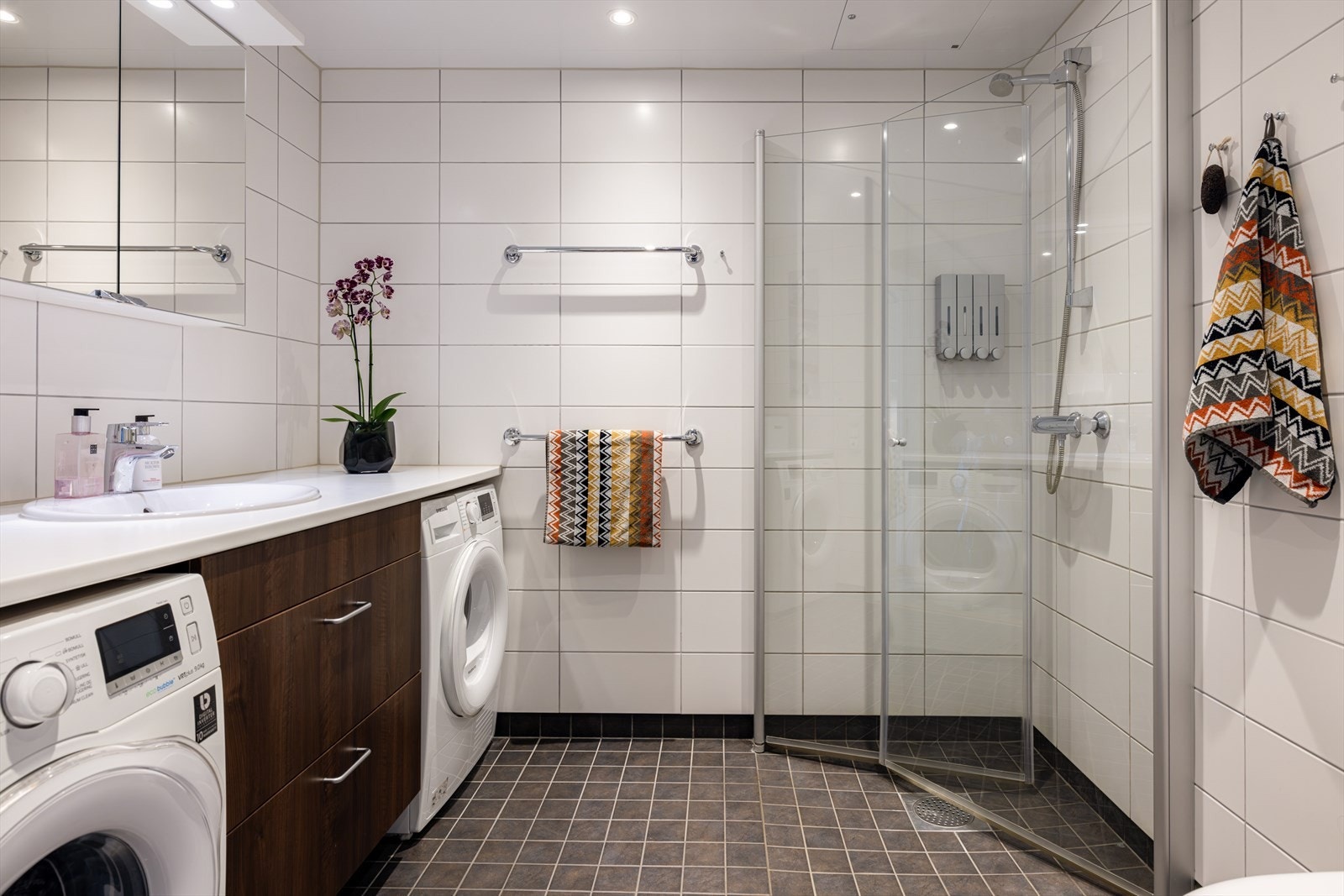 Boligens største bad med opplegg for både vaskemaskin og tørketrommel Galleribilde