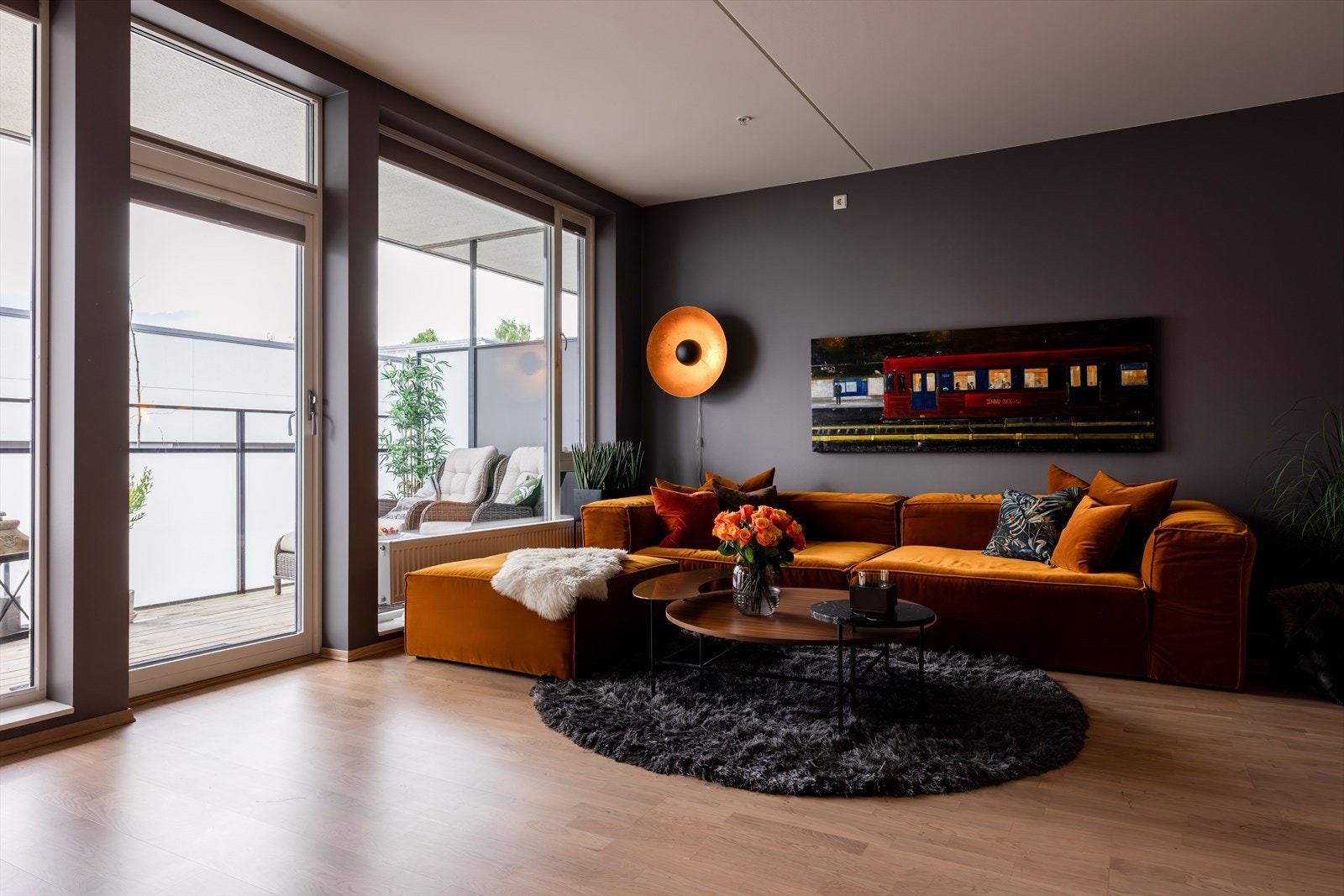 Store vindusflater slipper inn rikelig med naturlig lys inn i bygget Galleribilde