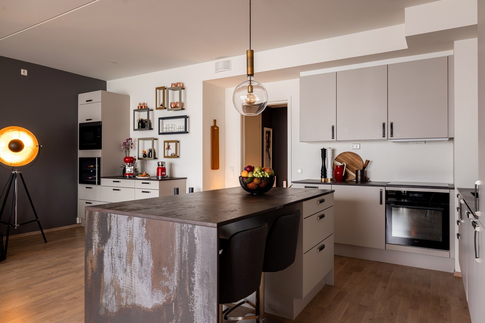 Benkeplaten er enkel å vedlikeholde, tåler høye temperaturer og er ekstrem ripebestandig. Galleribilde