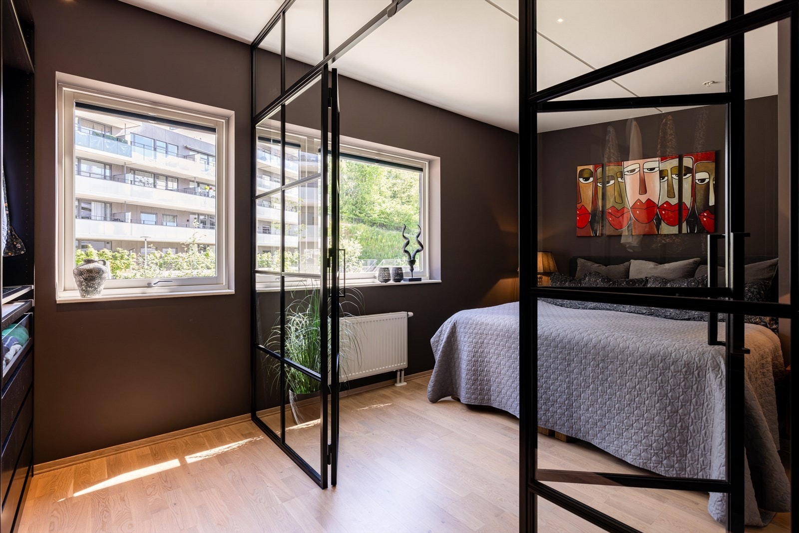 Elegant glassvegg deler soverommet og skaper et stilig walk-in-closet Galleribilde
