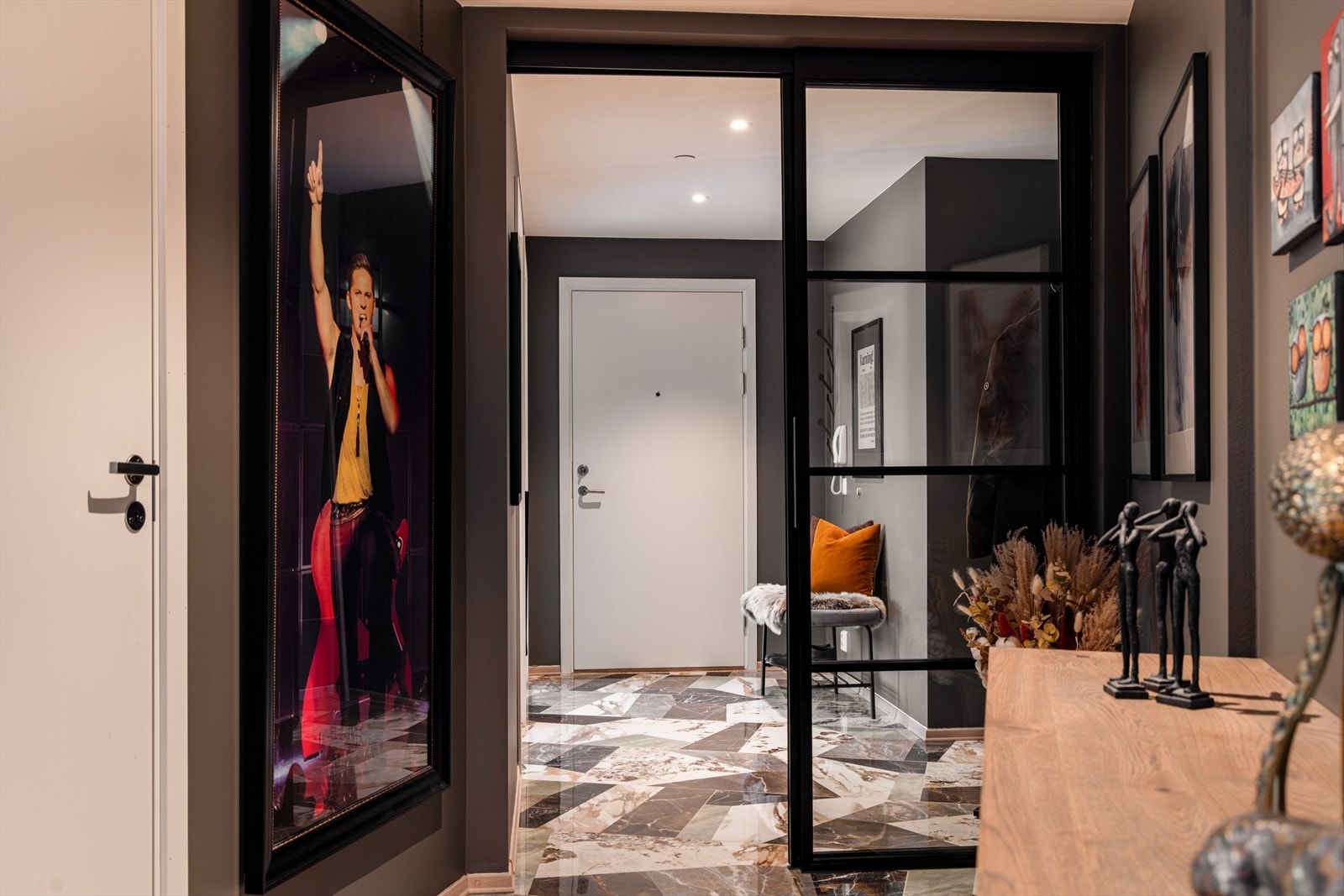 Glassdør deler gangen i to og virker lydisolerende Galleribilde