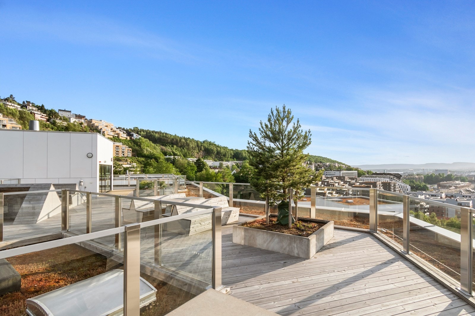 Nydelig takterrasse med utsikt over byen og fjorden Galleribilde