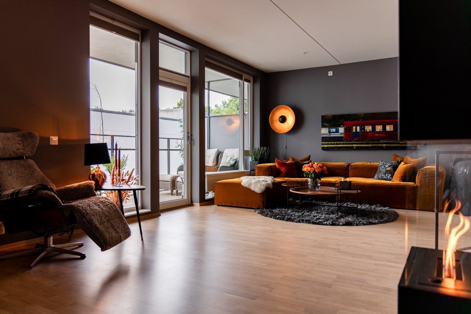 Gjennomgående planløsning med lyst gulv og delikate farger på veggene Galleribilde