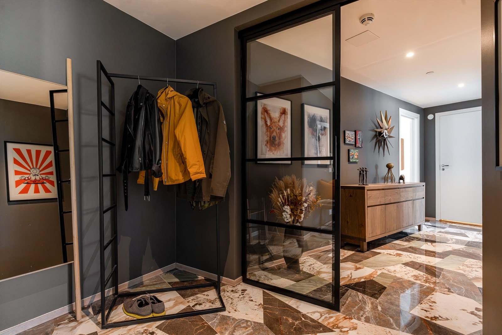 Meget romslig entrè med eksklusive fliser Galleribilde