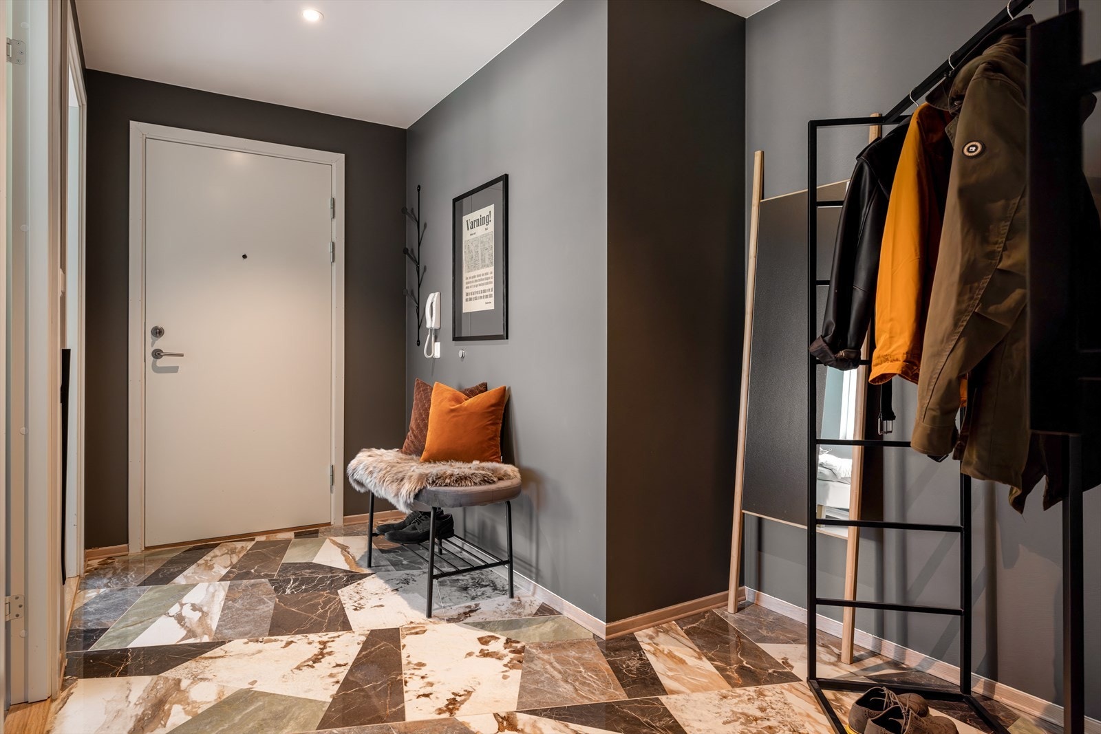 Romslig entrè med god plass til både jakker og sko Galleribilde