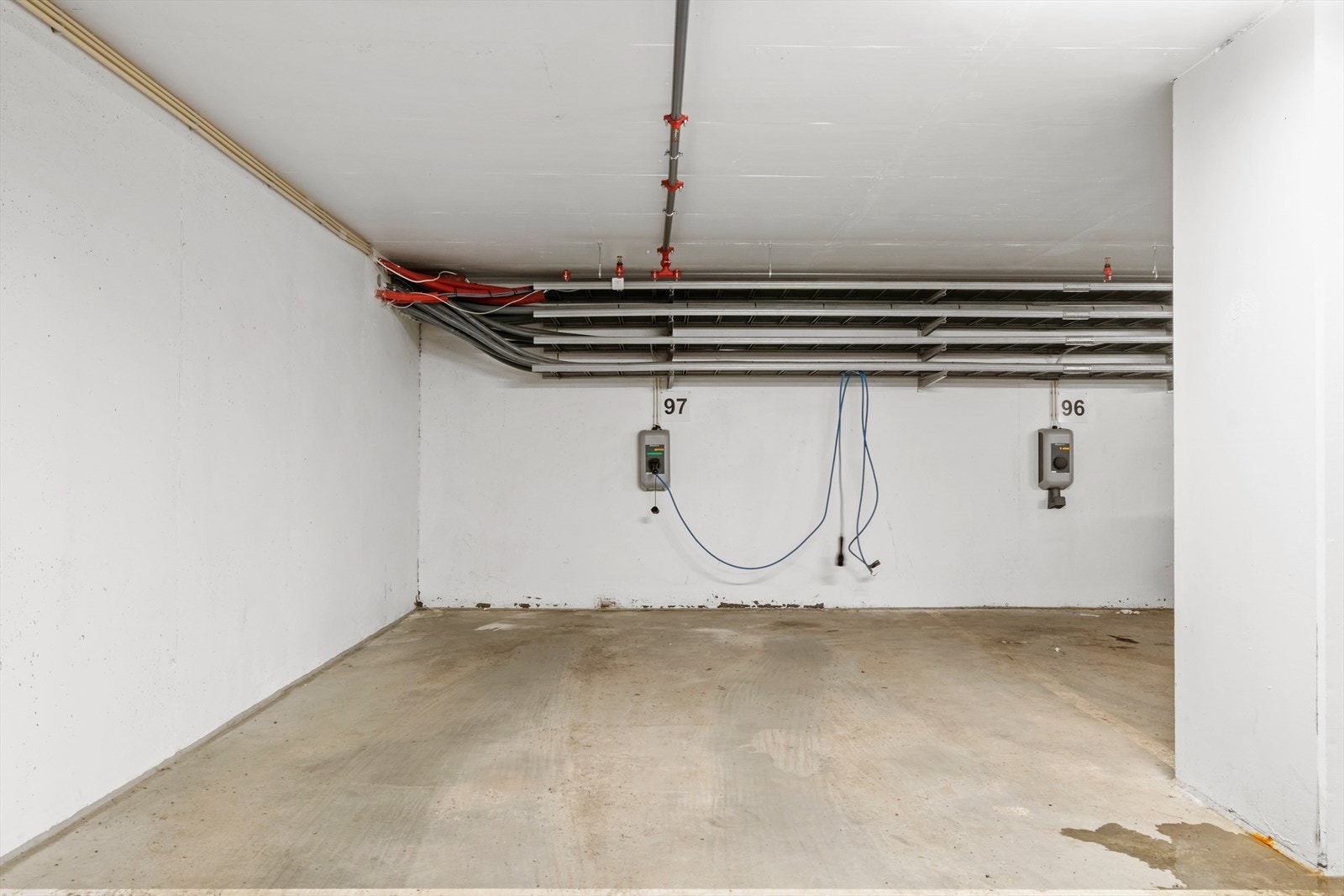 Det medfølger en garasjeplass i samme bygg med elbil-lader Galleribilde