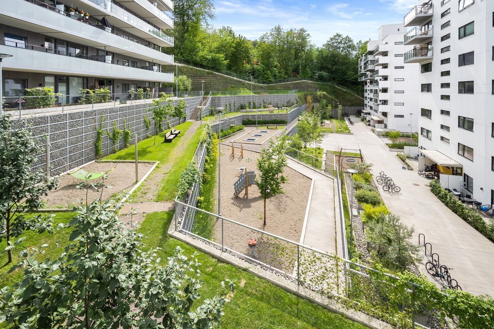 Hyggelig bakgård med lekeplass, sittegrupper og flotte grøntarealer Galleribilde