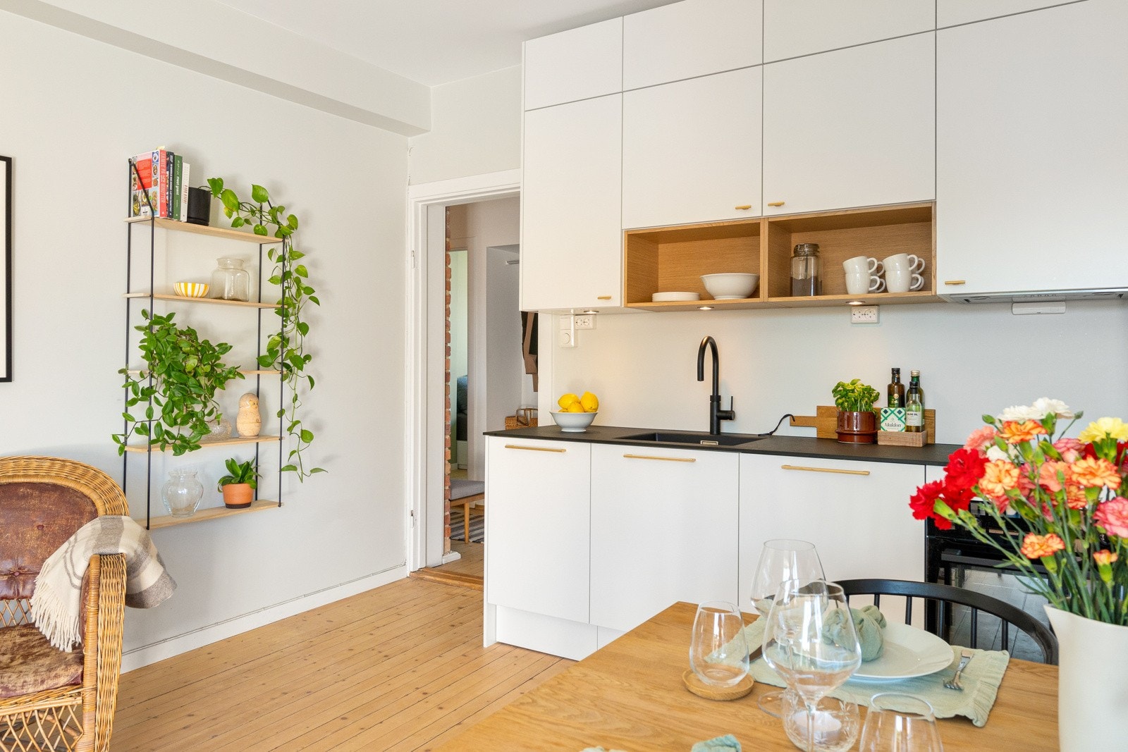 Hvitevarene består av Smeg induksjonstopp, stekeovn og kjøl-/fryseskap fra AEG, og oppvaskmaskin. Galleribilde