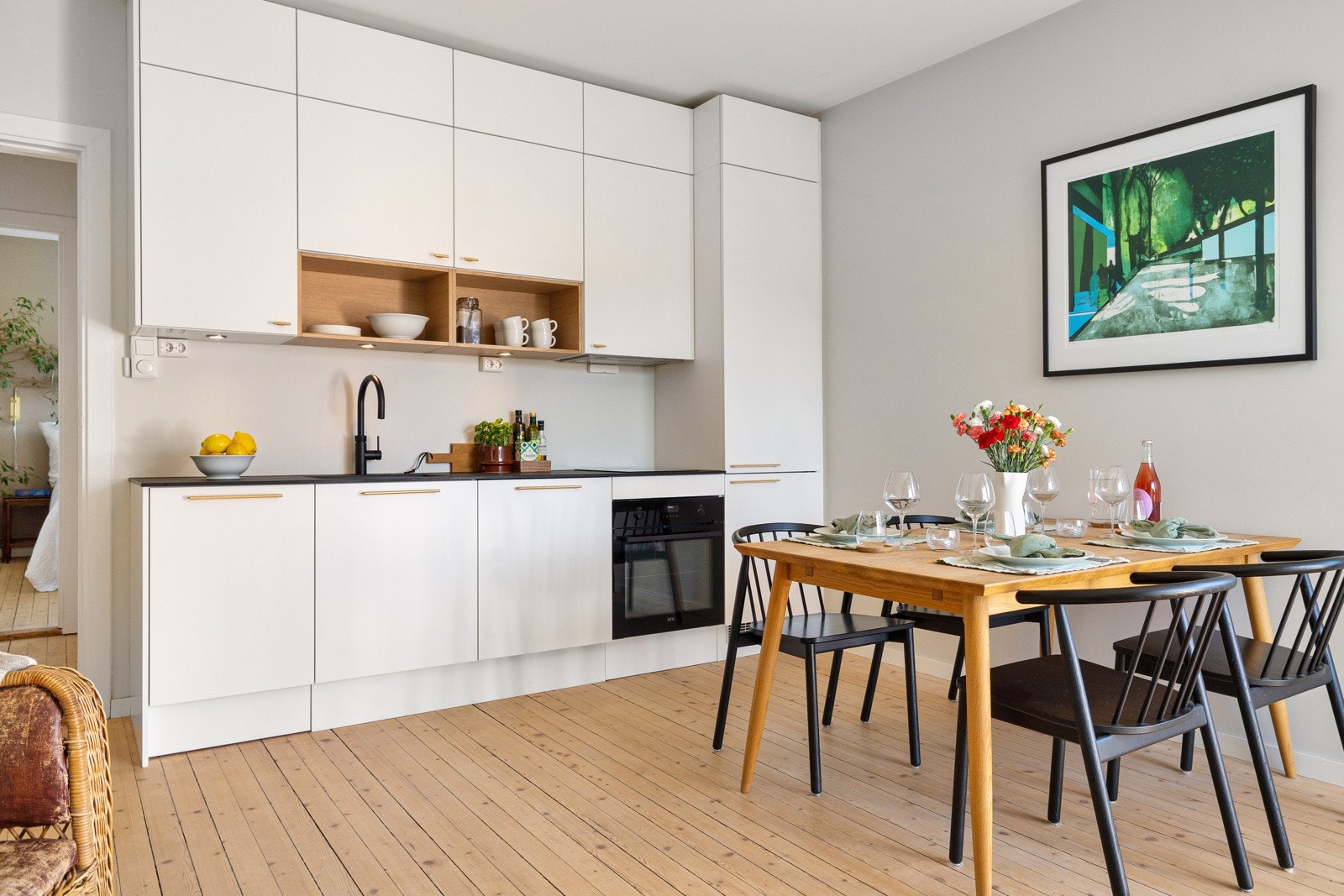 Pent og moderne kjøkken fra Designa som består av hvite fronter og benkeplate i kompaktlaminat. Galleribilde