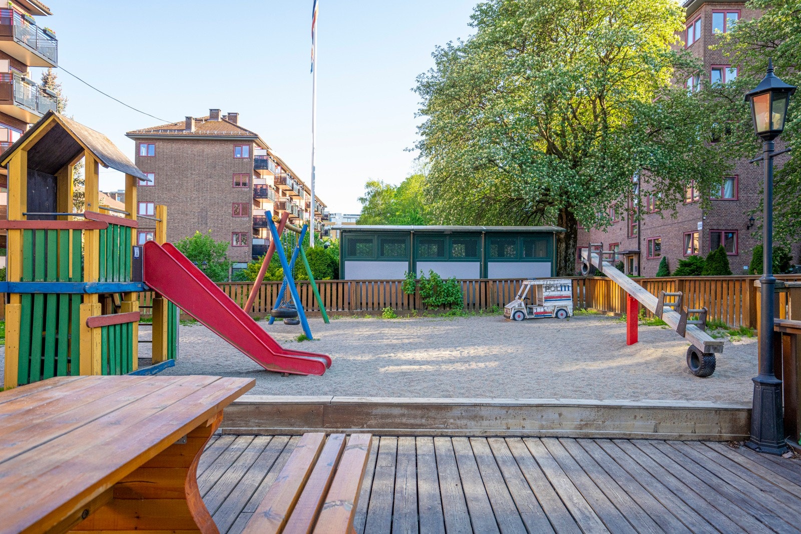 Flott, felles gårdsrom som består av bl.a. lekeplass, sittegrupper, beplantning, gressplen og interne stikkveier. Galleribilde