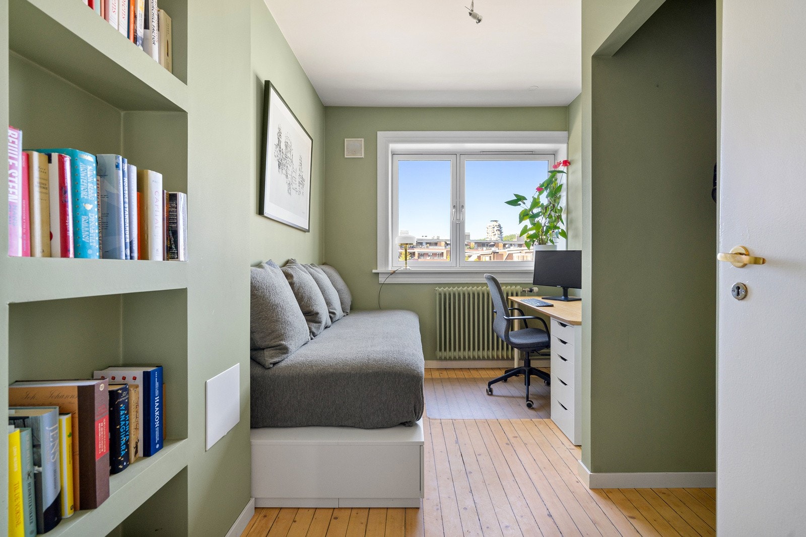 Soverom nummer to er romslig og har plass til seng og kommode/skrivepult. Galleribilde