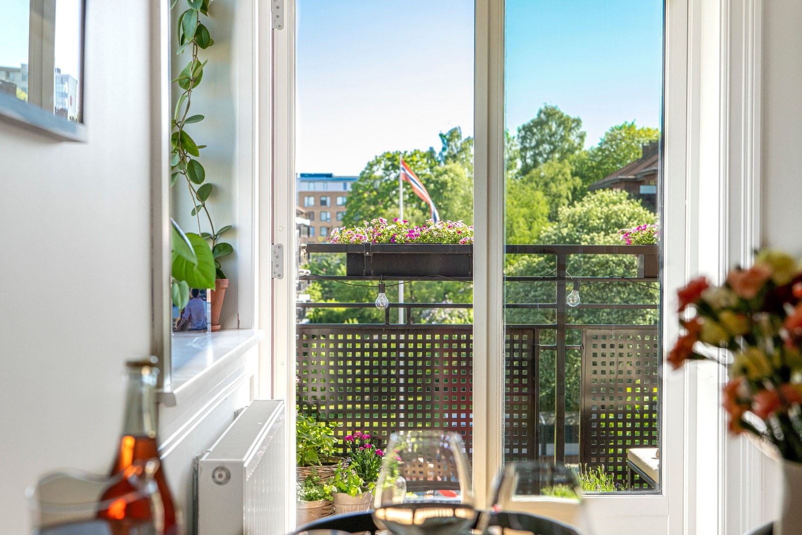 Store vindusflater som slipper til rikelig med naturlig lys. Galleribilde