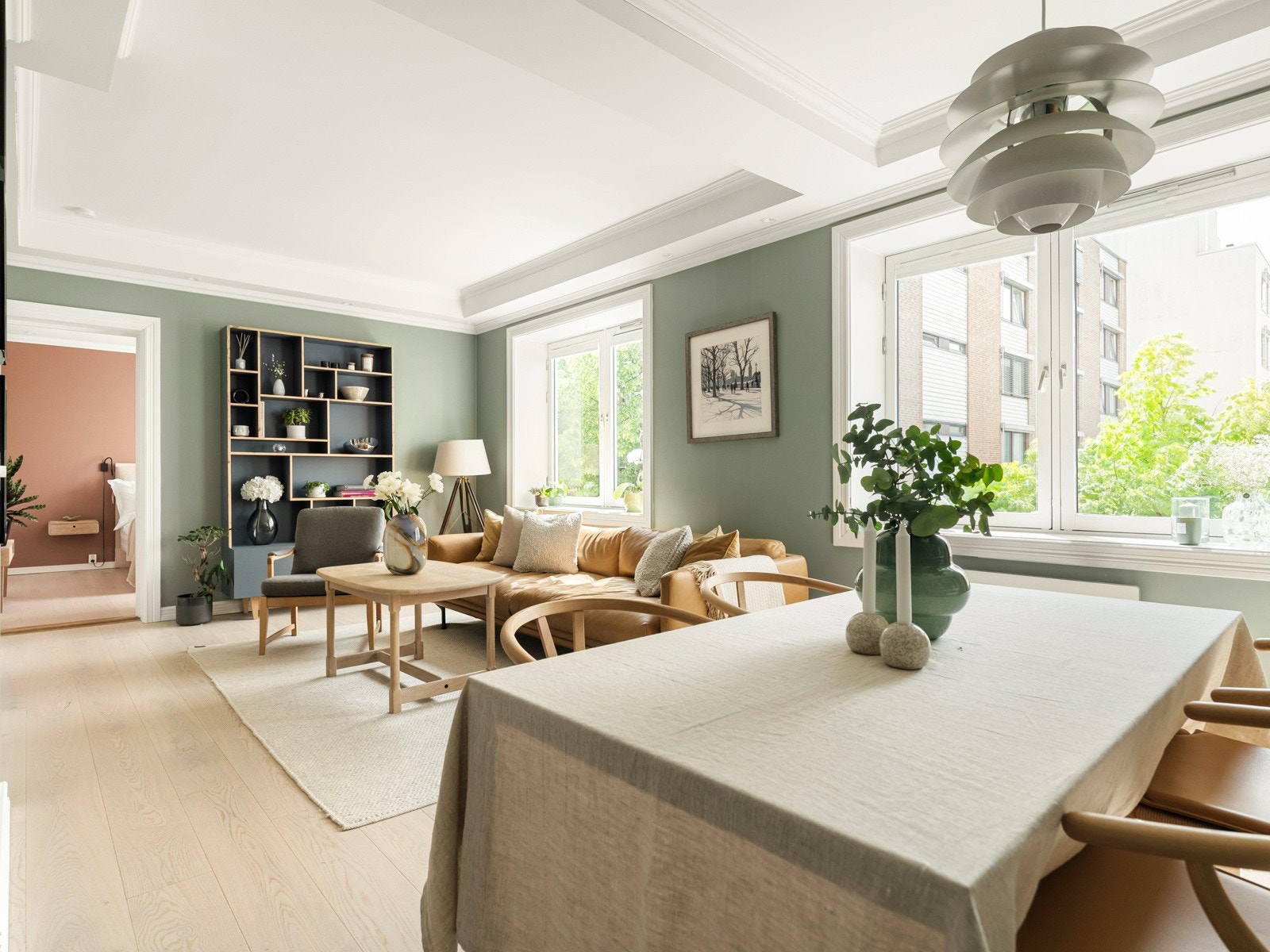 Legg merke til de store vindusflatene her inne. Mengder av dagslys strømmer inn i rommet! Galleribilde
