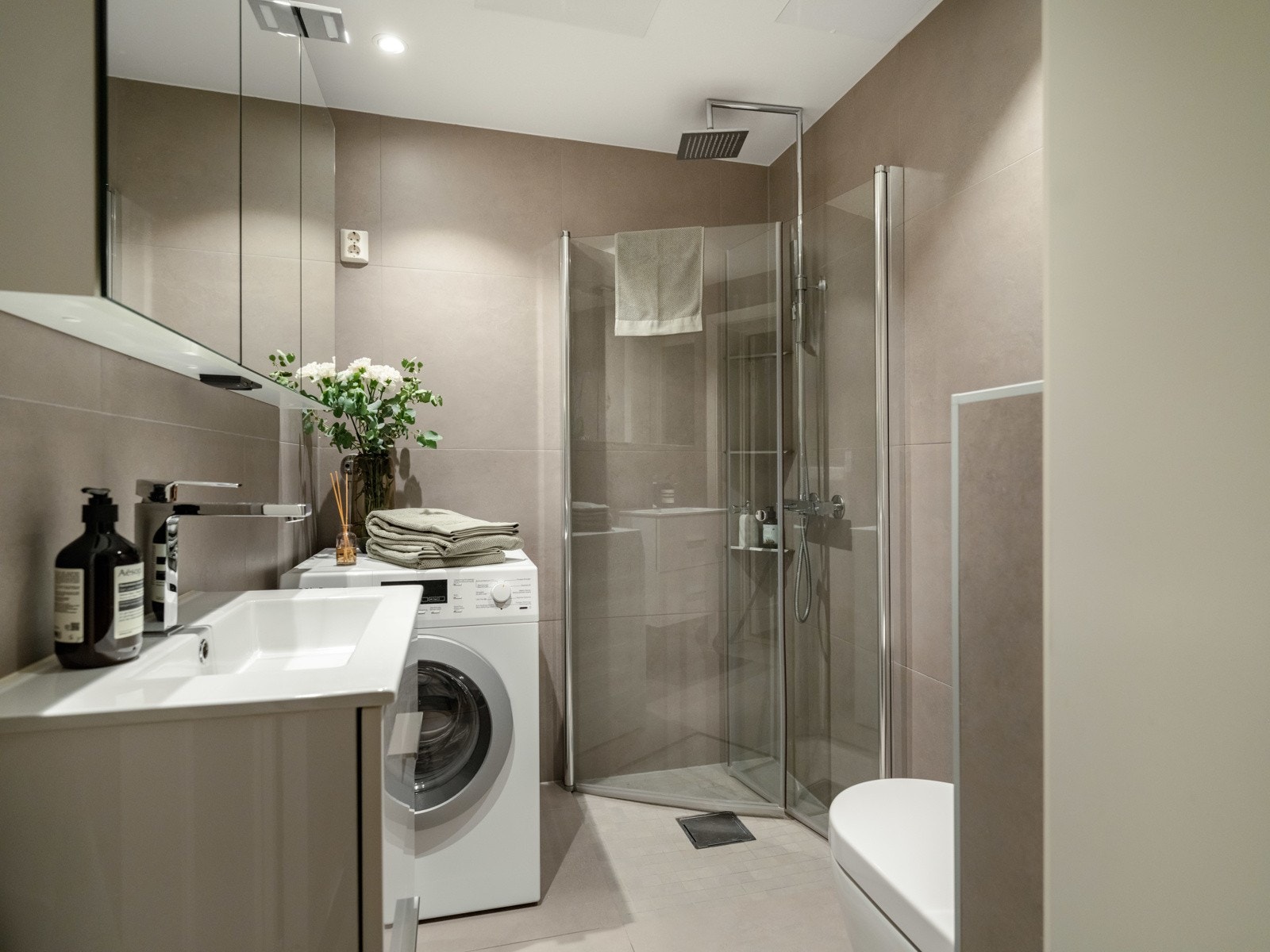 Badet er innredet med servantinnredning, speilskap, vegghengt toalett og dusjhjørne. Det er varme i gulvet, downlights i himling og mekanisk avtrekk. Galleribilde
