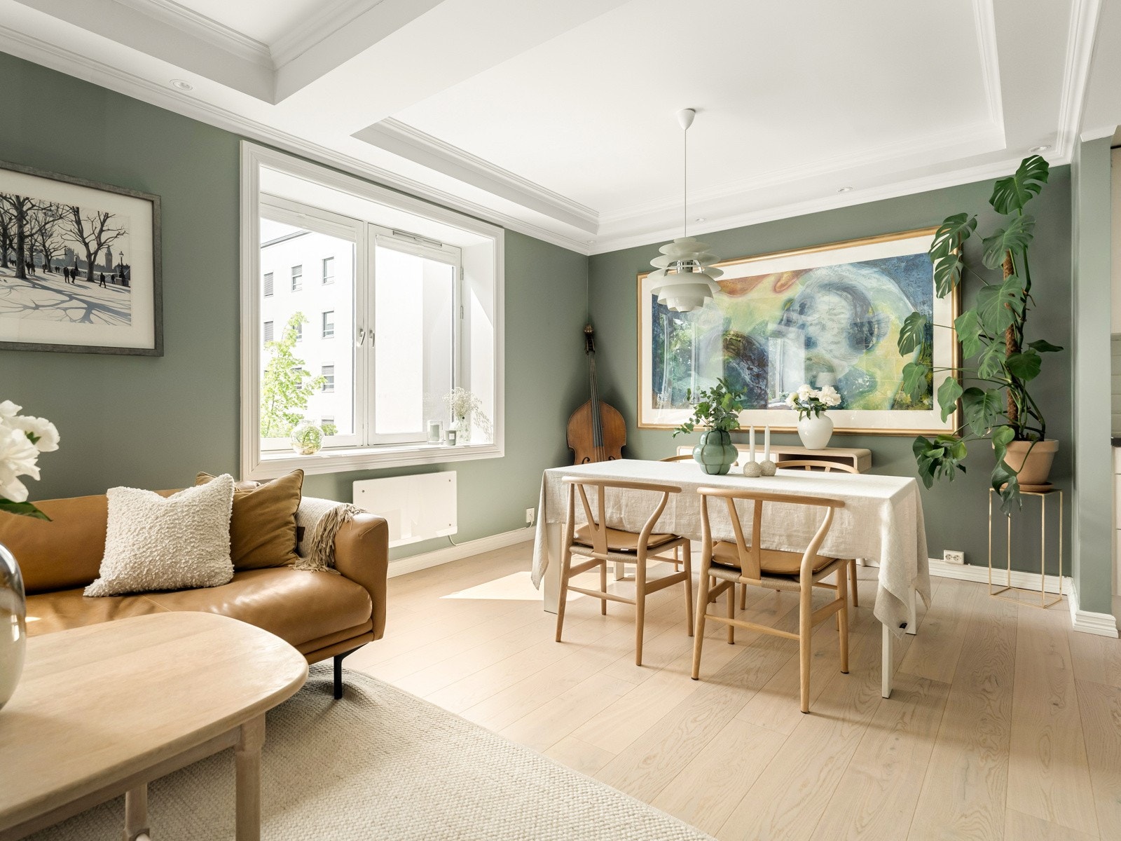 Det er rikelig med plass til større spiseplass i tillegg til sofagruppe. Galleribilde
