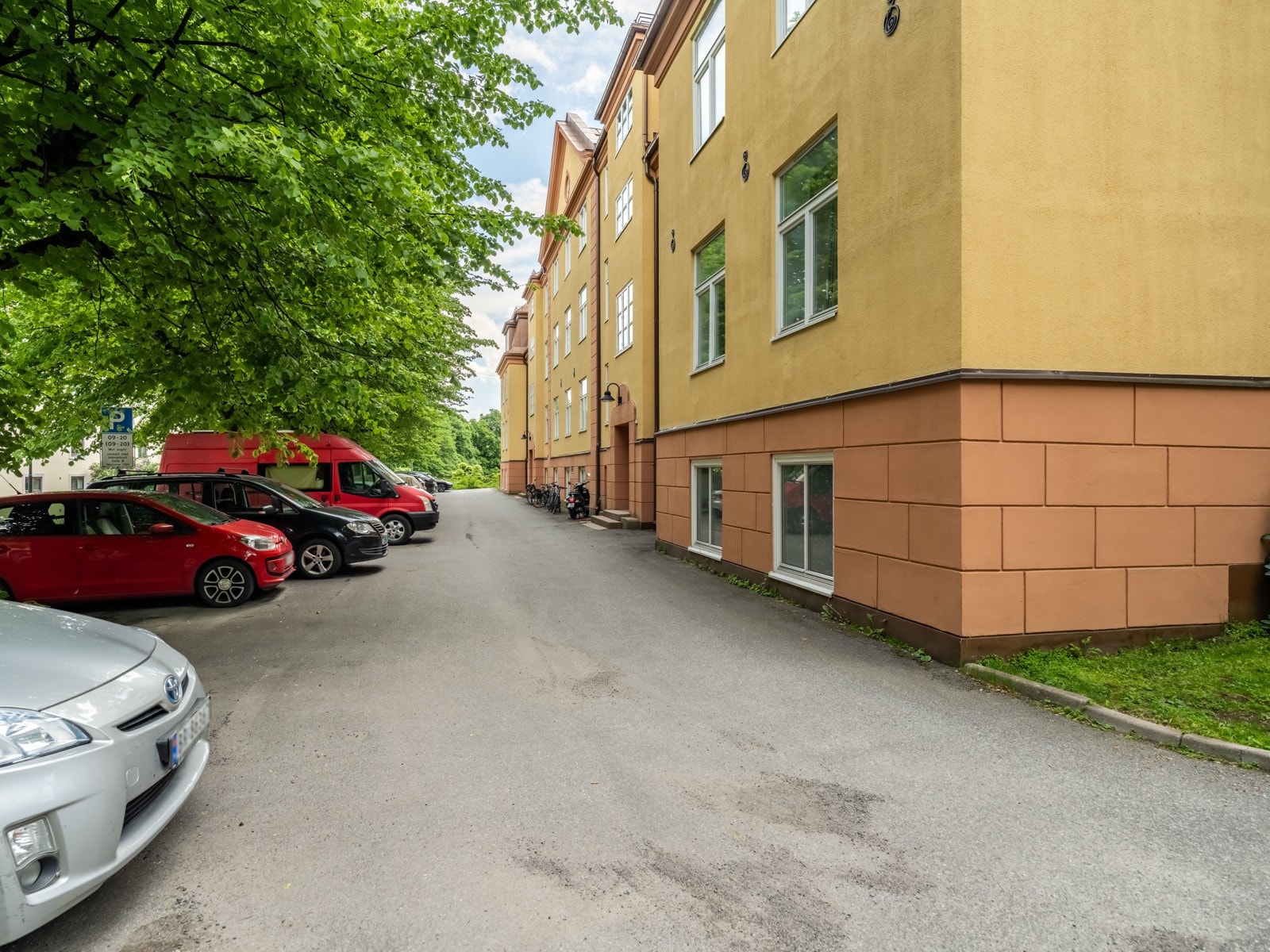 Borettslaget har parkeringsplasser til utleie. Beboerne kan leie plass for kr. 500,- pr måned. Galleribilde