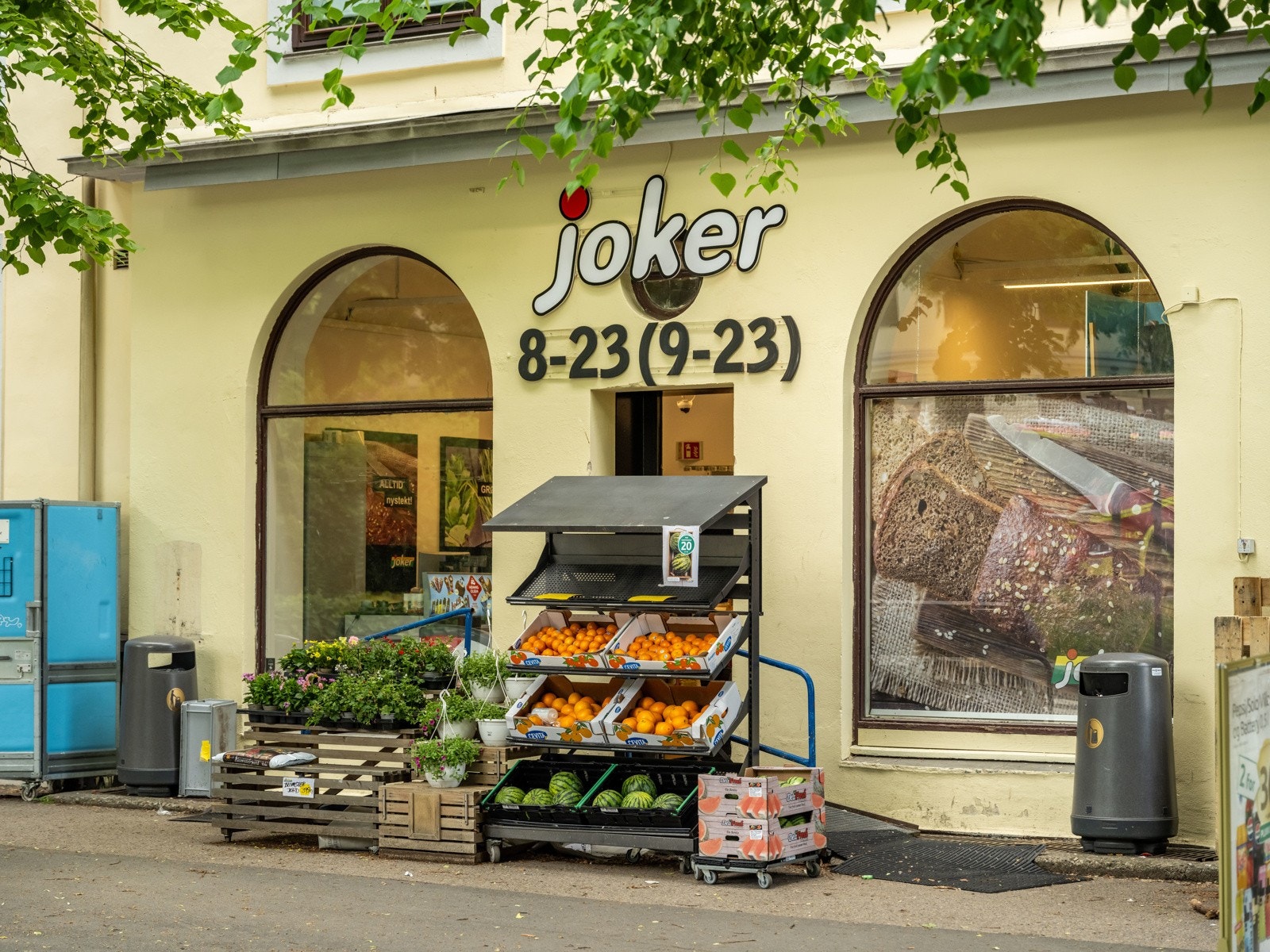 Rett over veien fra leiligheten ligger nærmeste søndagsåpne butikk. Galleribilde