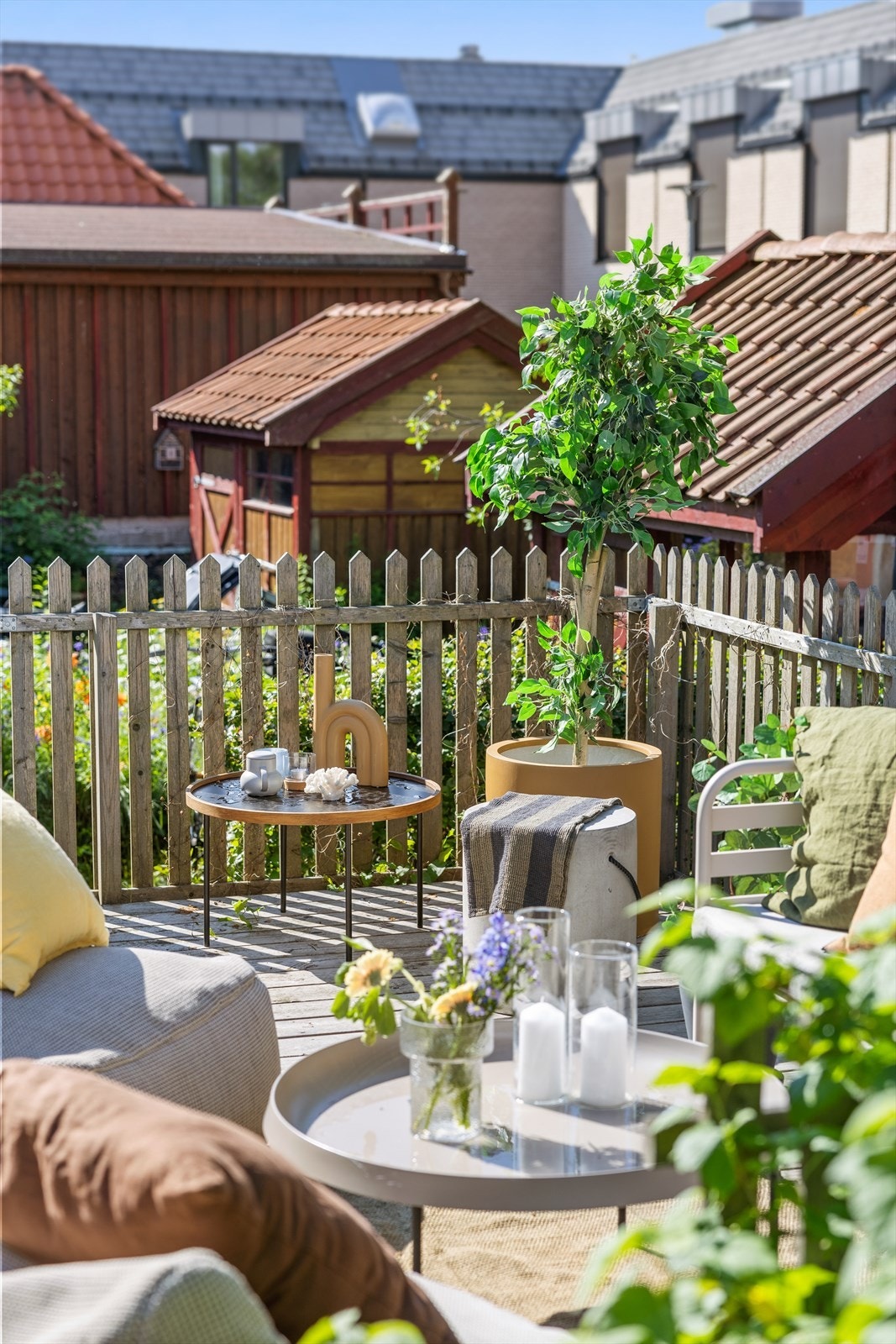 Hagen ligger på baksiden av huset, vender mot sør/vest har gode solforhold. Galleribilde