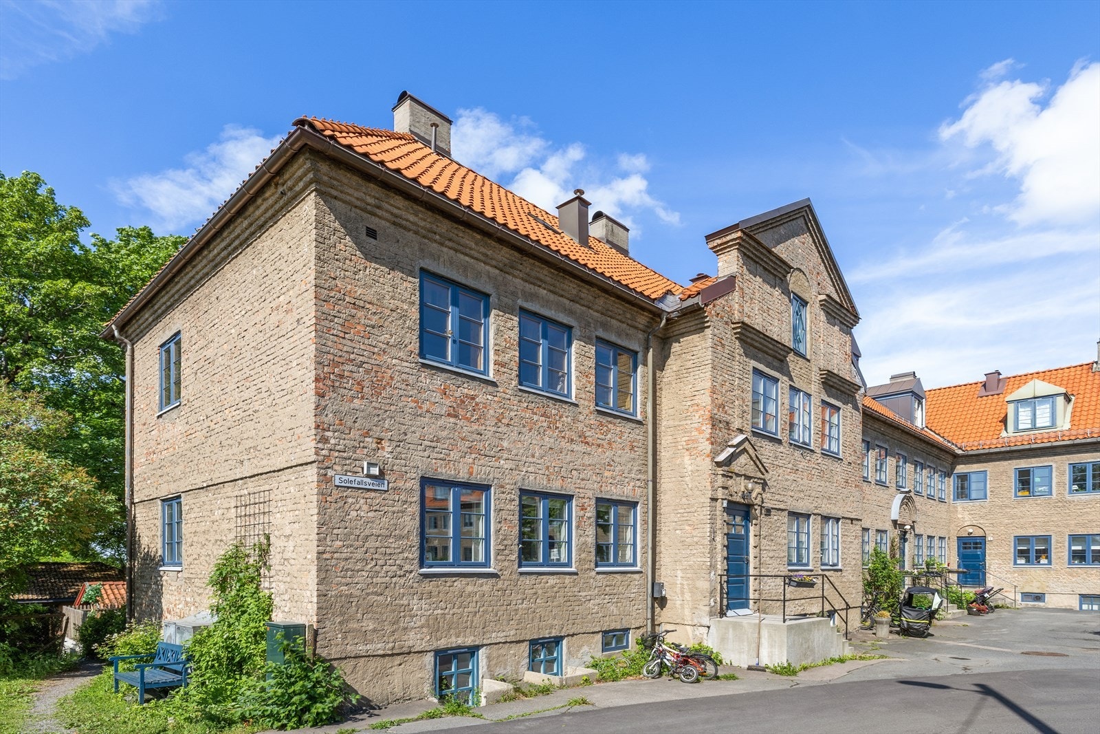 Leiligheten ligger strålende til - på hjørnet av gården i 1. etg. Galleribilde