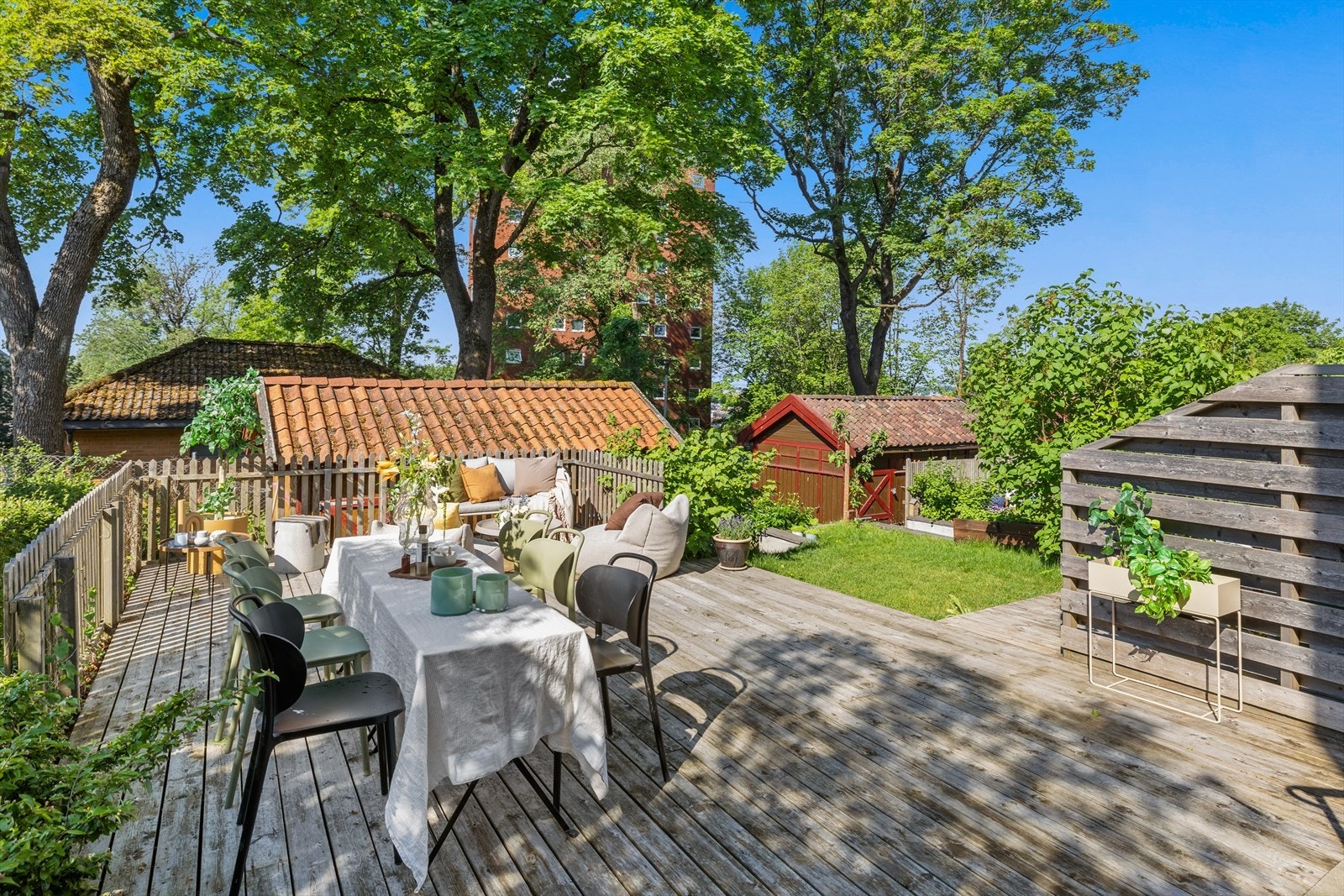 Det god plass til både utemøbler og gril. Galleribilde