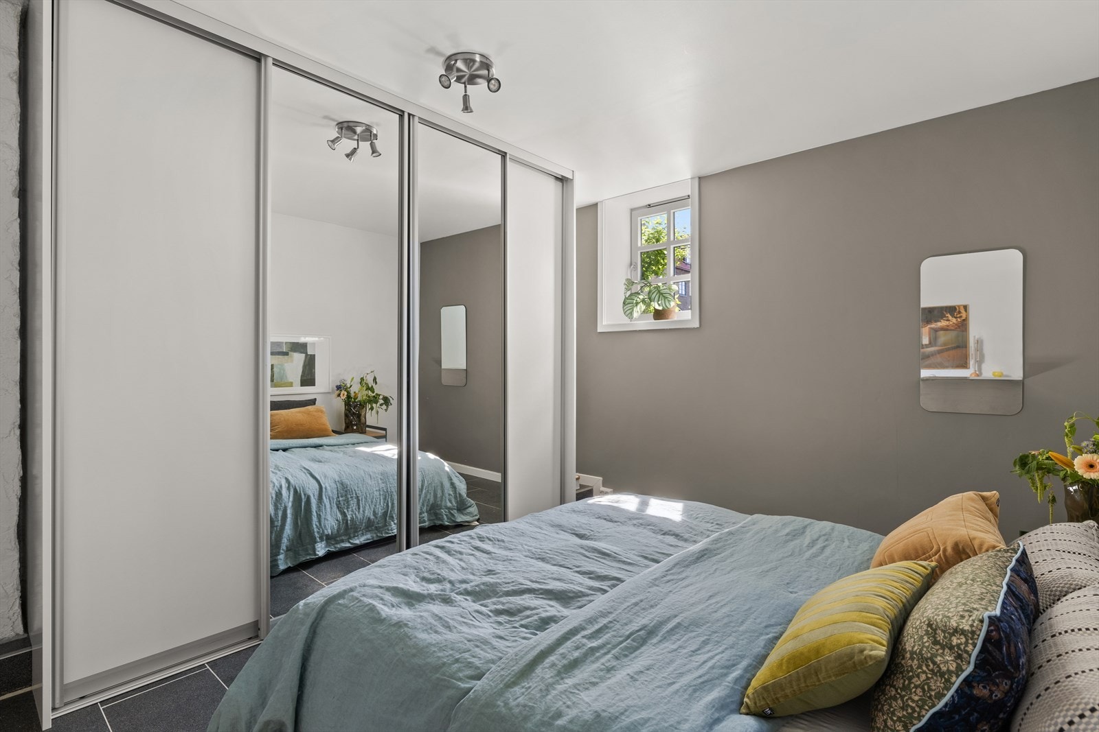 Stor garderobe på hovedsoverommet. Galleribilde