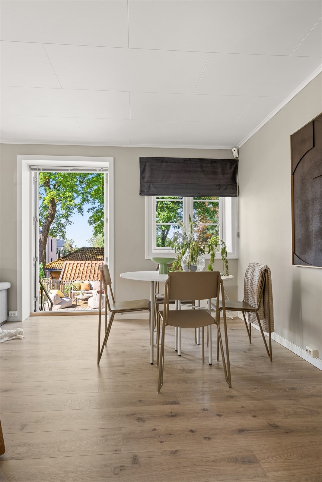God plass til hyggelig spisebord i stuen. Perfekt for sosiale stunder med famille og venner. Galleribilde