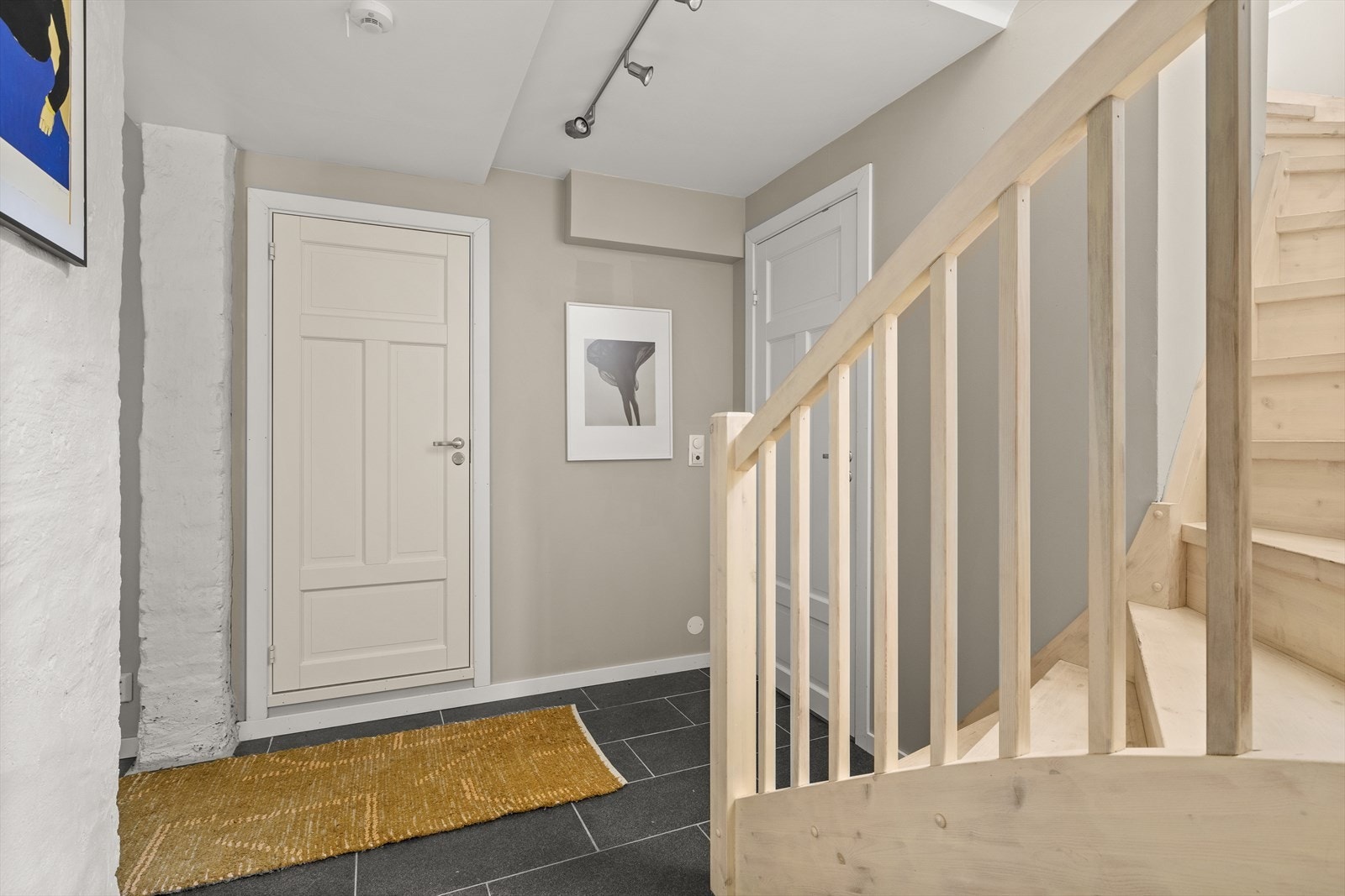 Kjellergulv er pigget ned og nye rør for vann og avløp er lagt inn. Gulv er bygget opp på nytt, isolert og det er lagt varmekabler i gulvet (2013). Galleribilde